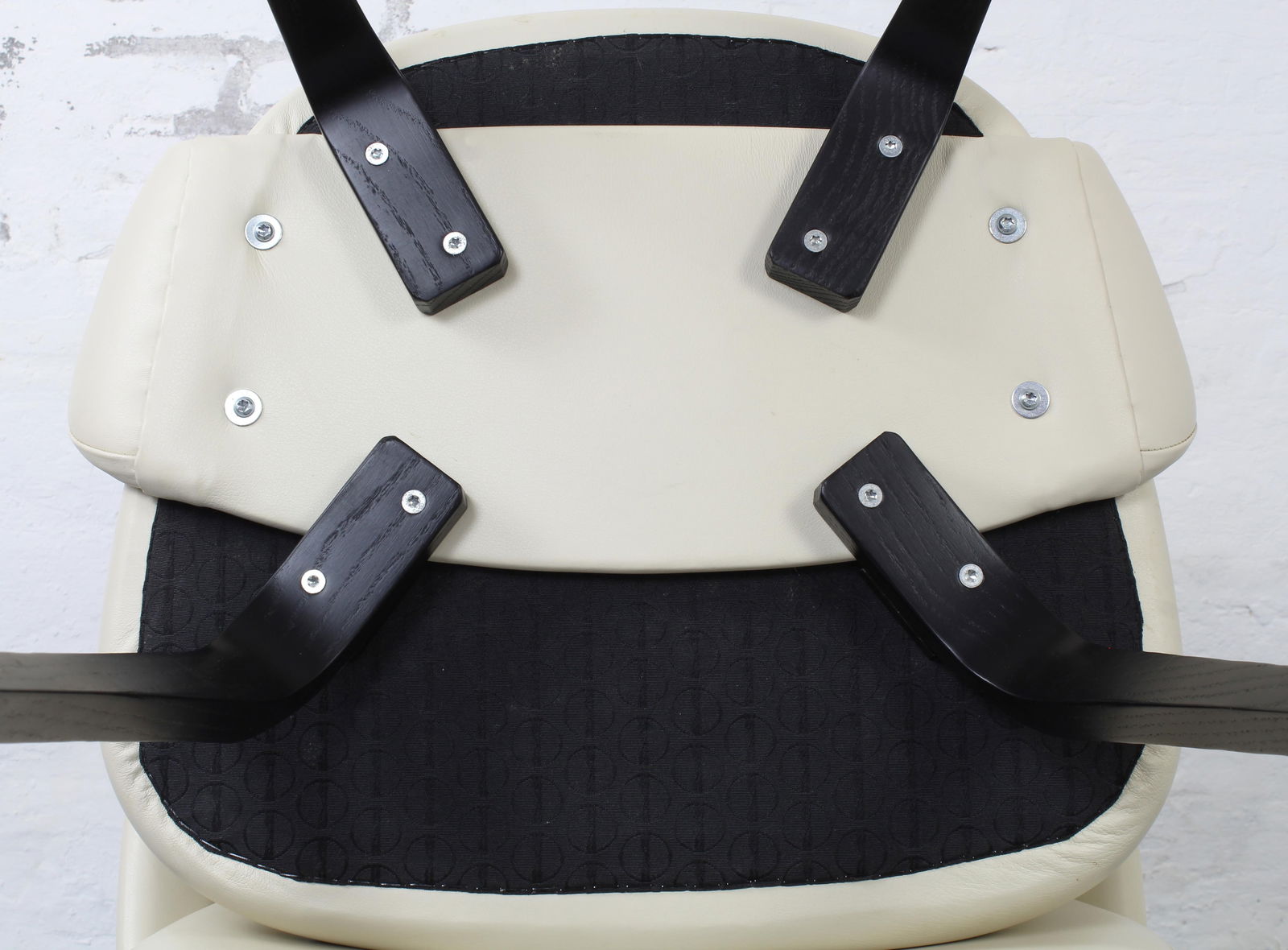 A pair of Late 20th Century Executive Ivory Leather Chairs by Eero Saarinen for Knoll Inc. - 6