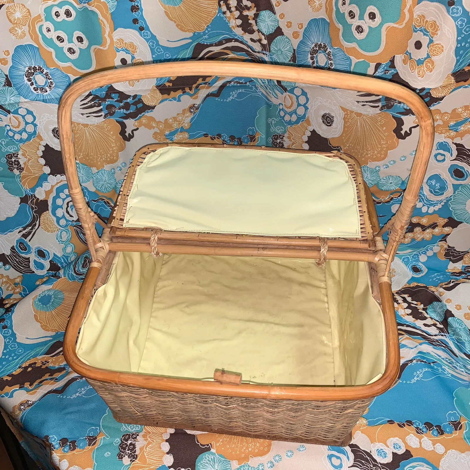 1970s Rattan Lined Picnic Basket - 8