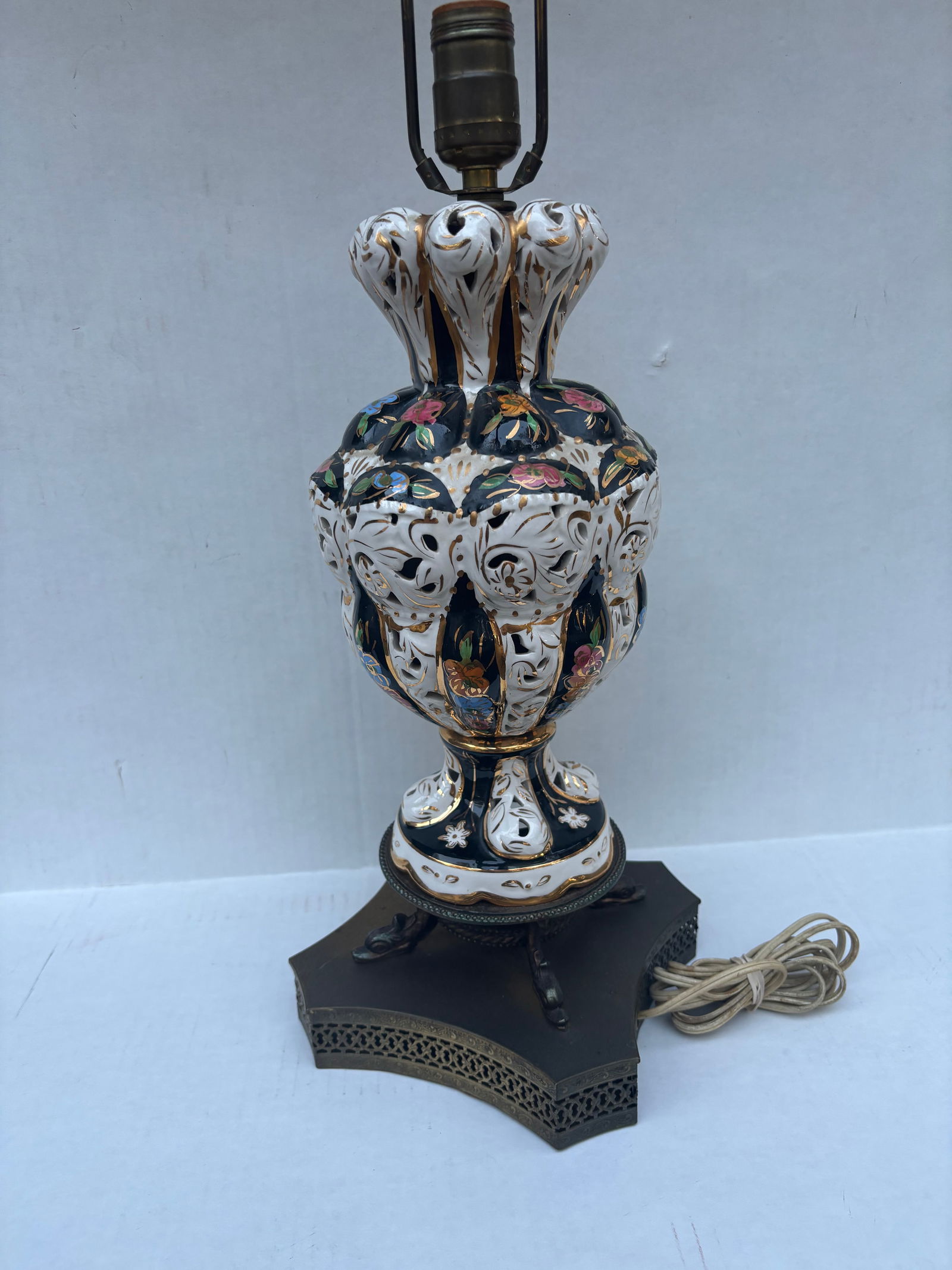 Antique Capodimonte Italian Porcelain Hand Painted Flower Table Lamp, Brass Base - 3