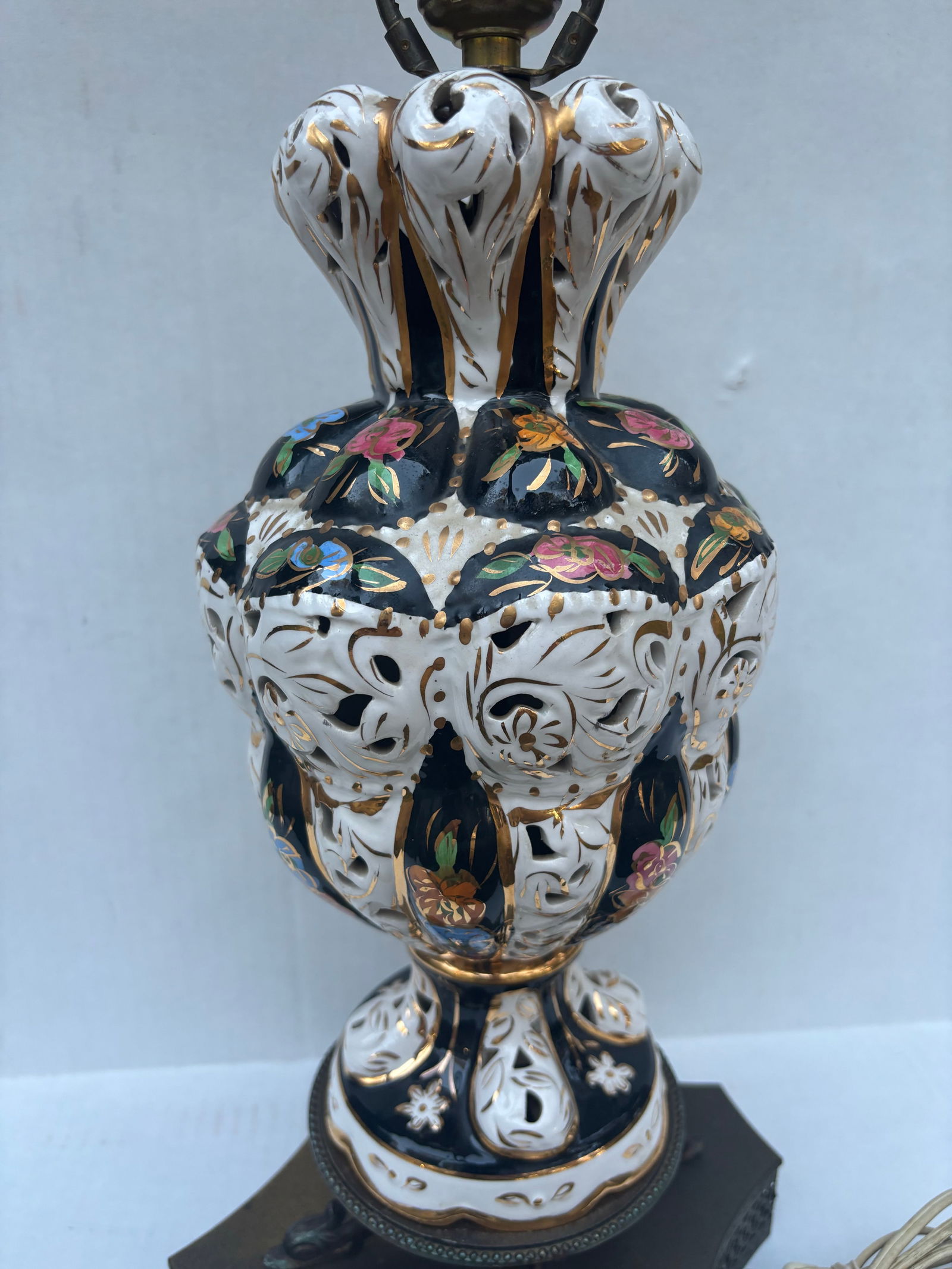 Antique Capodimonte Italian Porcelain Hand Painted Flower Table Lamp, Brass Base - 4
