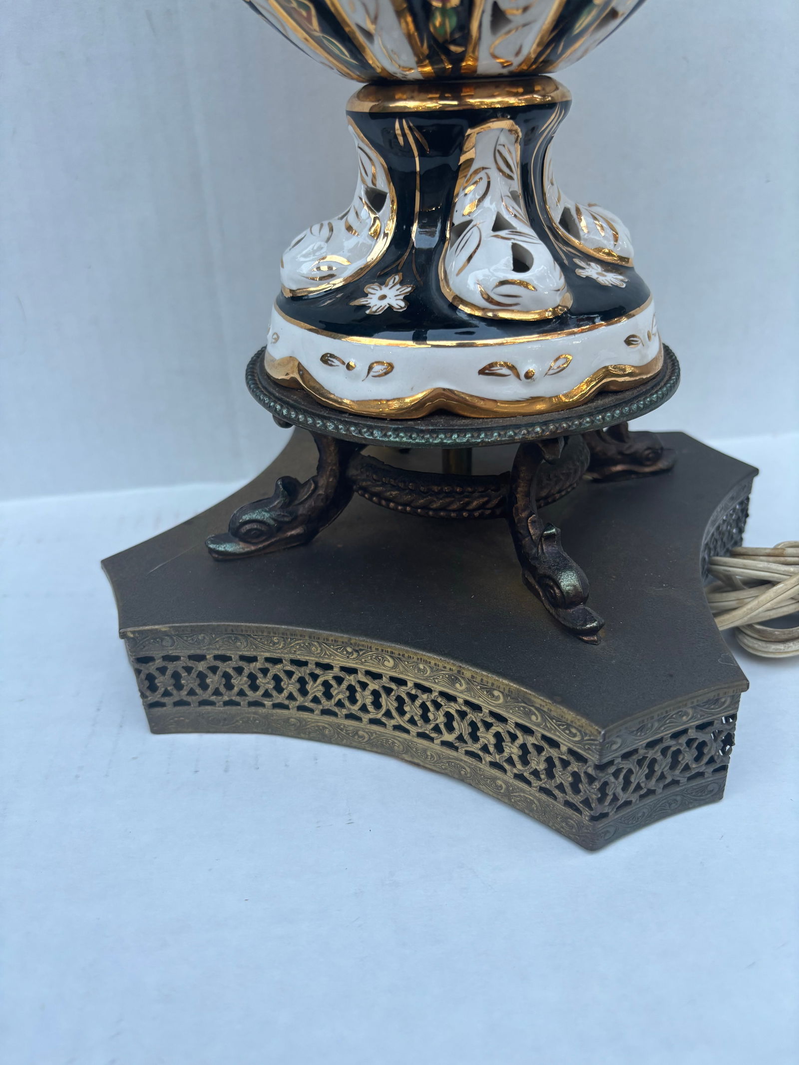 Antique Capodimonte Italian Porcelain Hand Painted Flower Table Lamp, Brass Base - 6