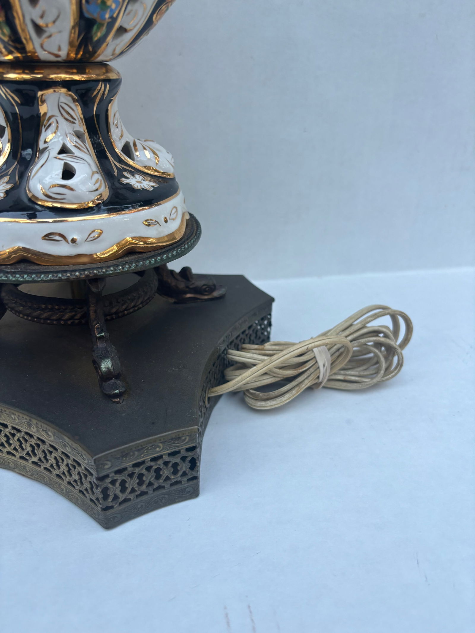 Antique Capodimonte Italian Porcelain Hand Painted Flower Table Lamp, Brass Base - 7