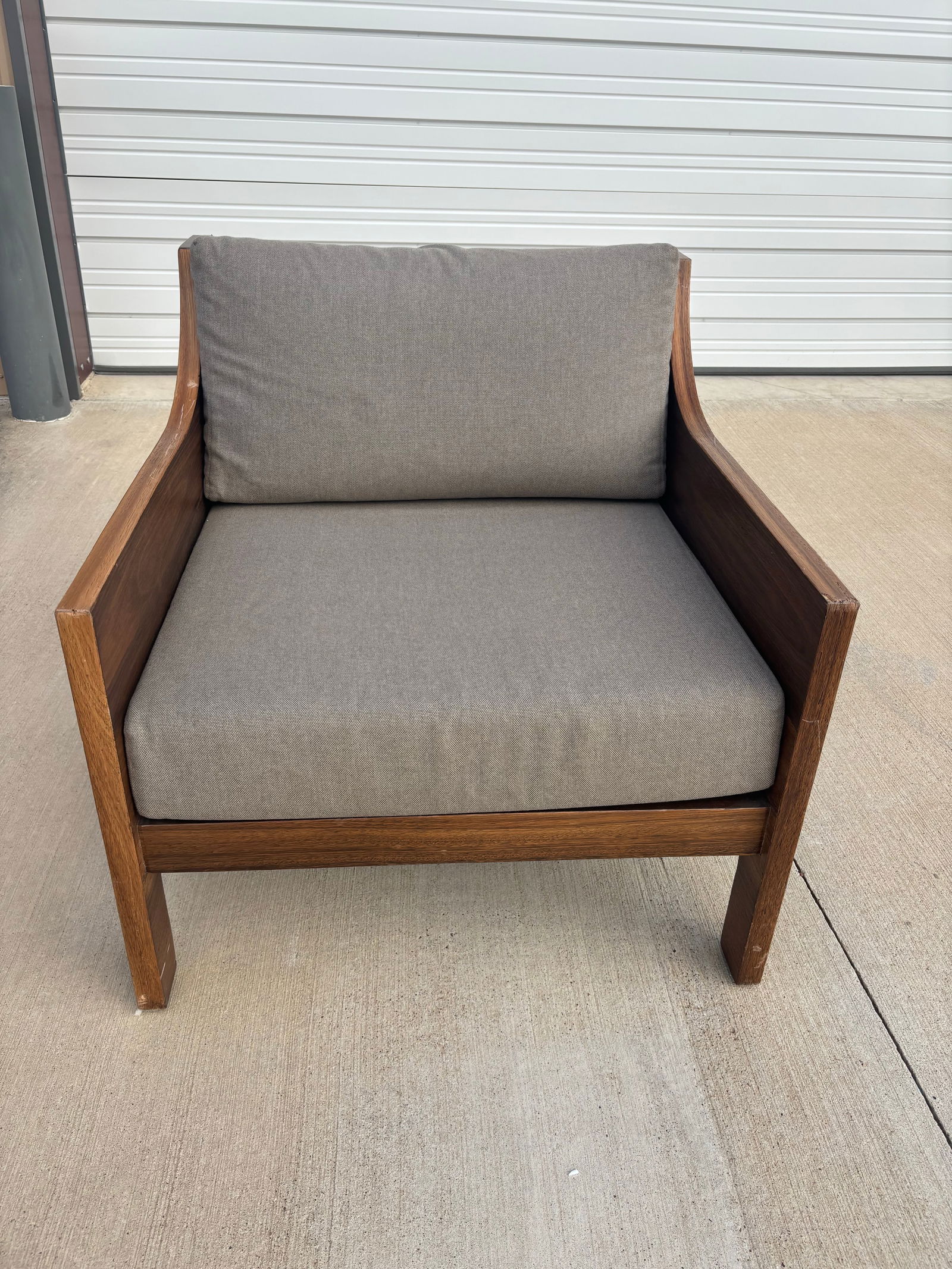 Modern Wooden Club Linen Chair - 2