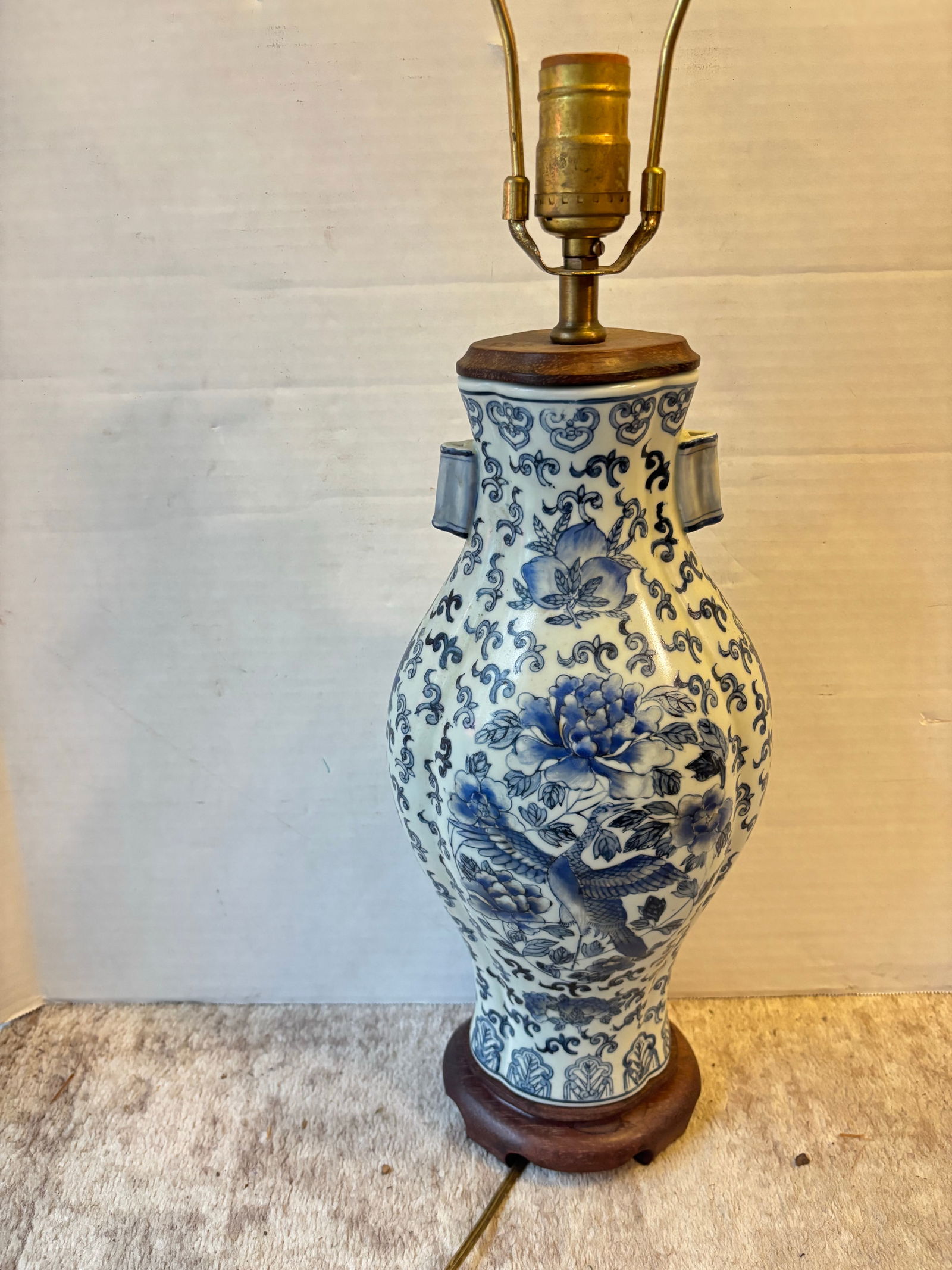 Early 19th Century Chinoiserie Blue and White Table Lamp From Hong Kong - 4