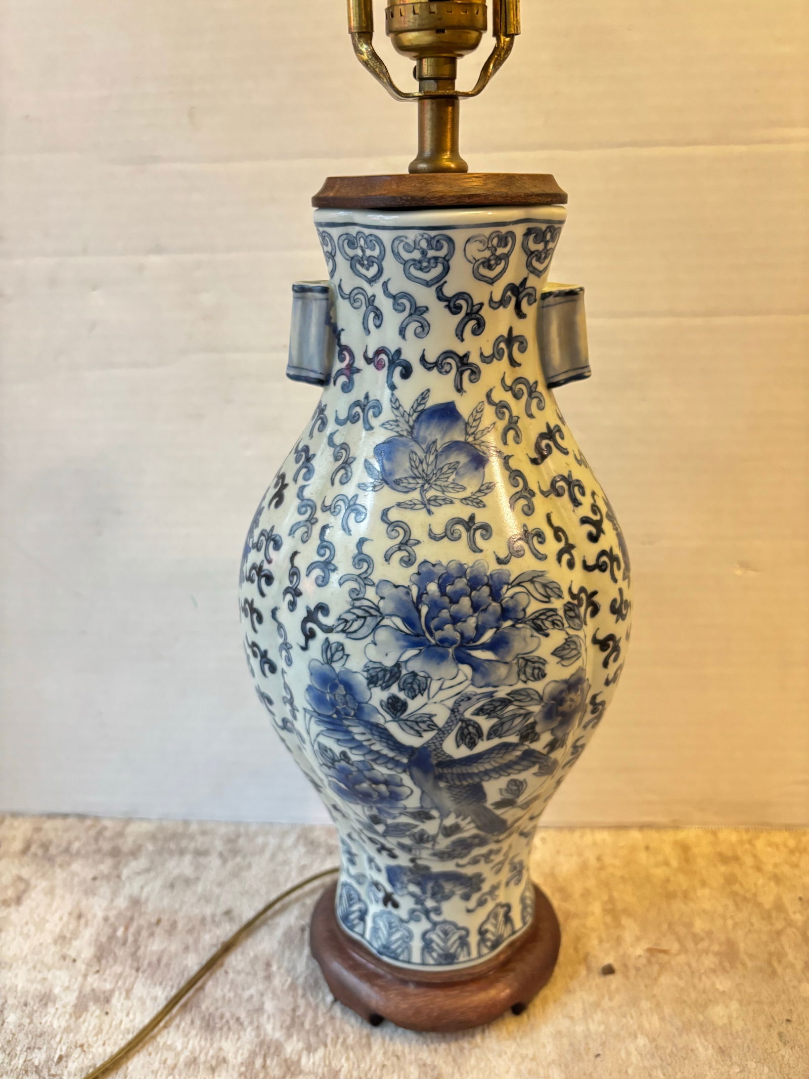 Early 19th Century Chinoiserie Blue and White Table Lamp From Hong Kong - 5