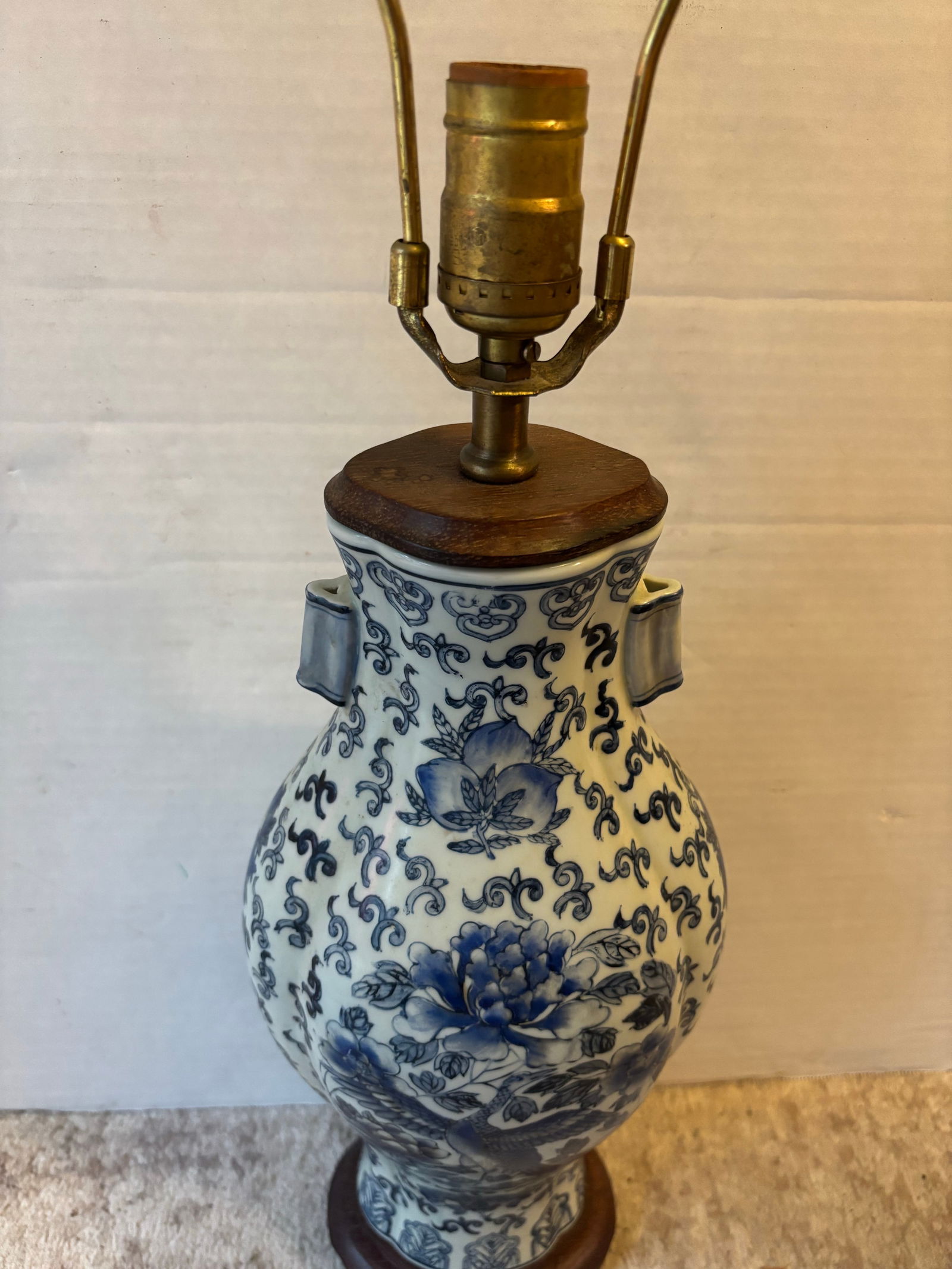 Early 19th Century Chinoiserie Blue and White Table Lamp From Hong Kong - 9