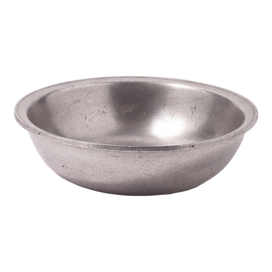 American Armetale Basin With Beaded Edge Rim by Wilton Rwp, 1973: American cast armetale basin with a molded edge lip. Stamped on the underside: Wilton Columbia PA USA, RWP, MCMLXXIII Columbia, Pennsylvania, 1973. Dimensions: 9" Diameter x 2-3/8" H Condition: Altera