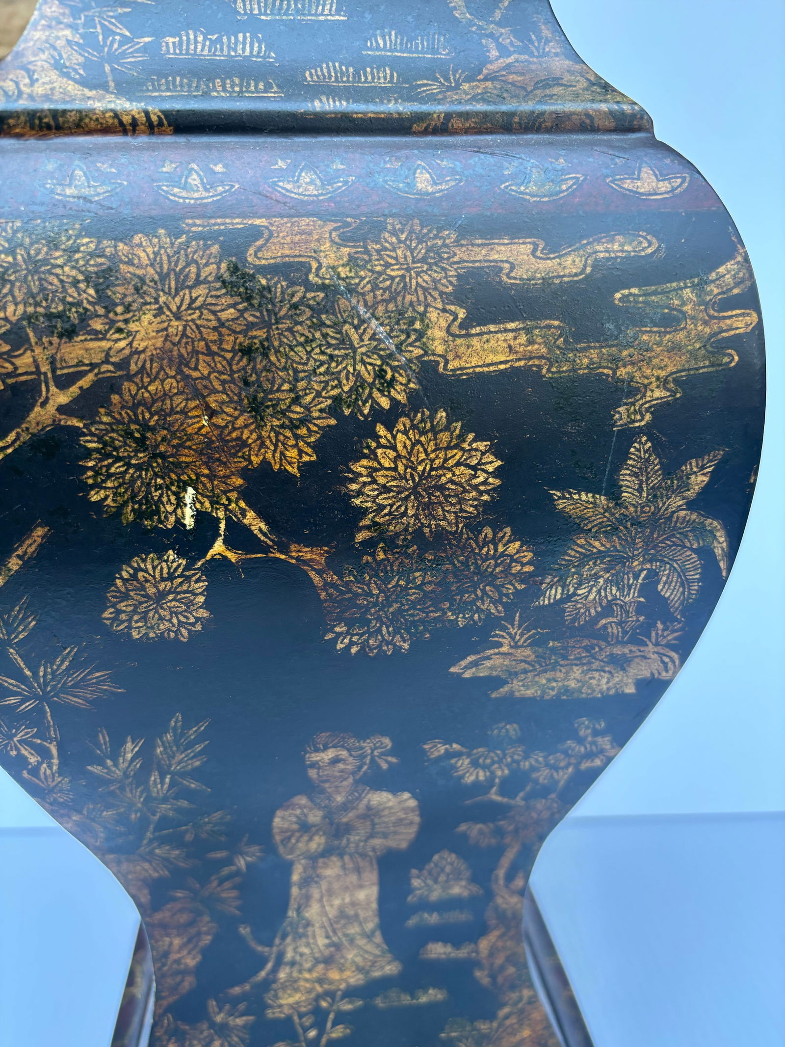 Mid 20th Century Chinoiserie Styled Black and Gold Accent Table Lamp - 2