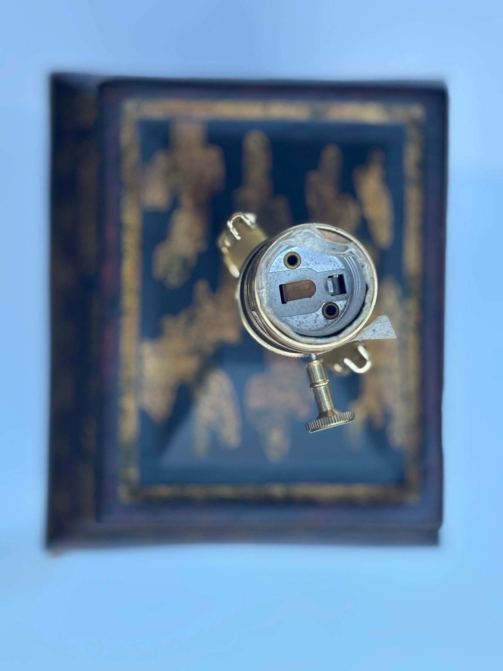 Mid 20th Century Chinoiserie Styled Black and Gold Accent Table Lamp - 3