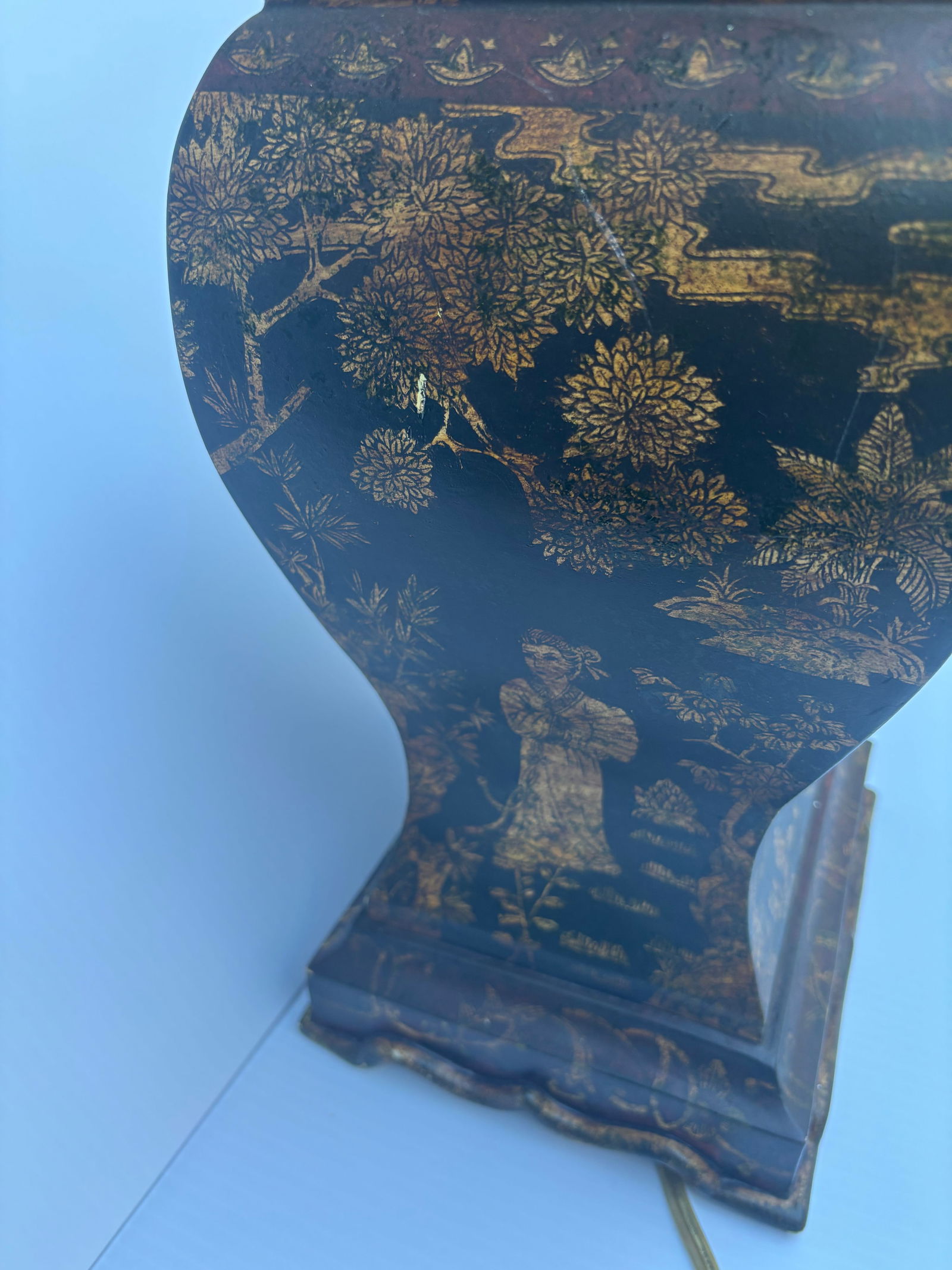 Mid 20th Century Chinoiserie Styled Black and Gold Accent Table Lamp - 4