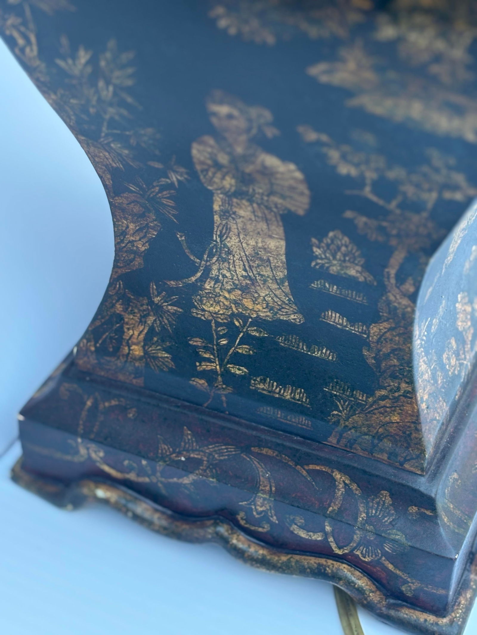 Mid 20th Century Chinoiserie Styled Black and Gold Accent Table Lamp - 5