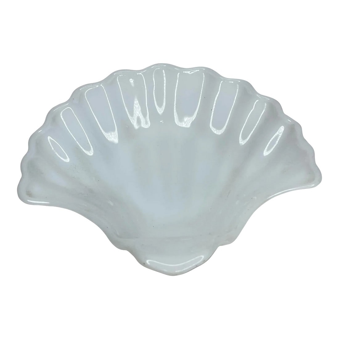 Vintage White Milk Glass Shell Catchall: Vintage milk glass shell in great condition with no chips or cracks! Condition: Alterations: Original Condition Unaltered Imperfections: Some Imperfections Condition Notes: Great condition Dimensions: