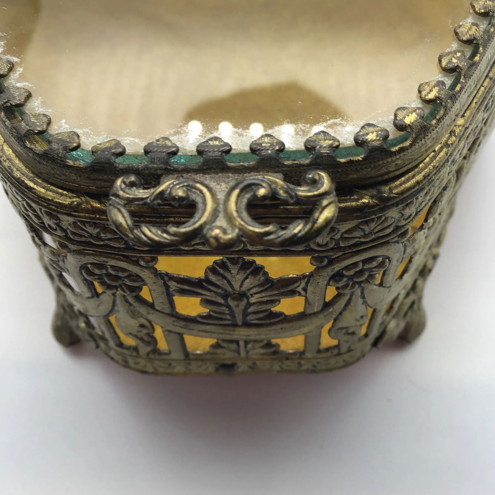 Hollywood Regency Jewelry Box 1950s Ormolu Filigree Box Glass Lid Brass Color Footed Trinket Jewelry - 9