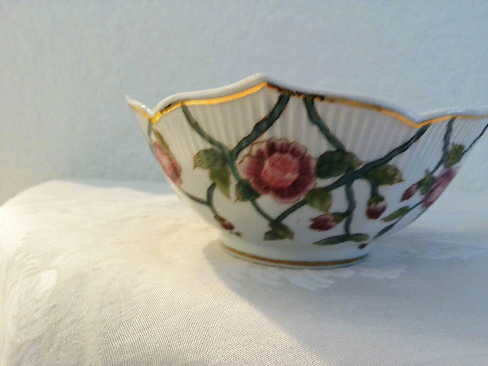 1990s White Porcelain Decorative Floral Lotus Bowl - 4