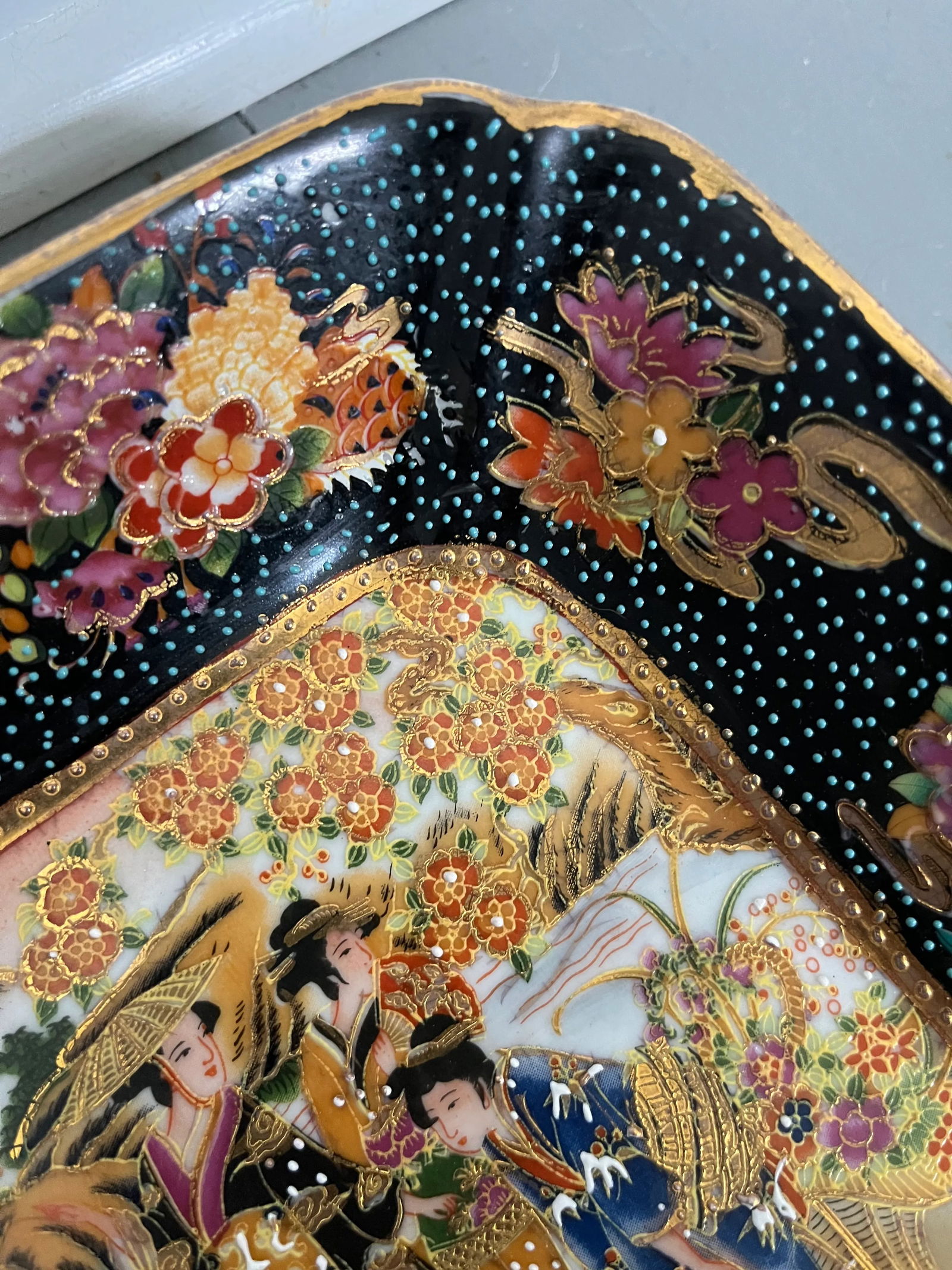 Mid 20th Century Royal Satsuma Handpainted Moriage Plate With Geishas - 3