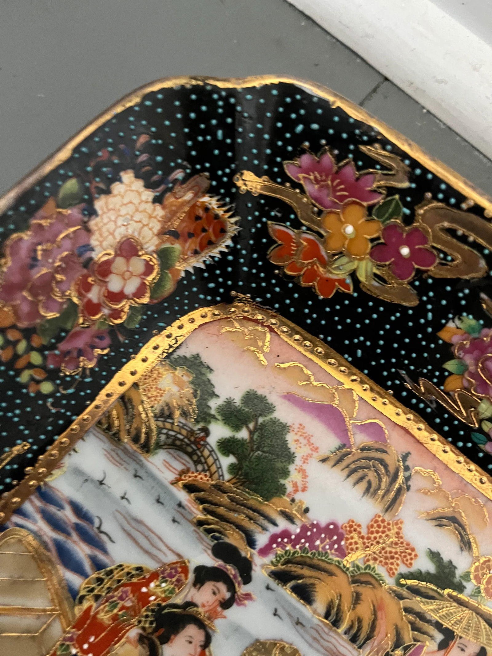 Mid 20th Century Royal Satsuma Handpainted Moriage Plate With Geishas - 4