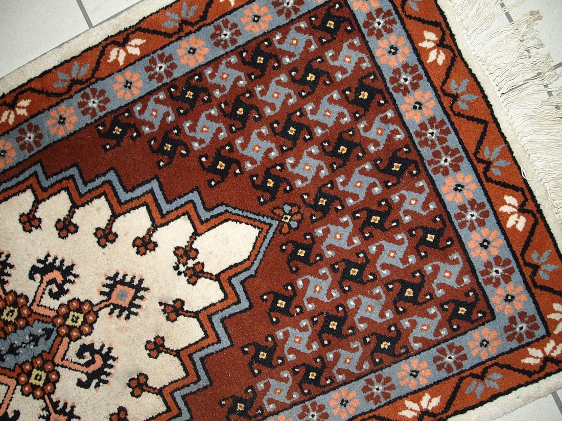 Handmade vintage Moroccan Berber rug 2.6' x 5.6' (81cm x 170cm) 1970s - 4