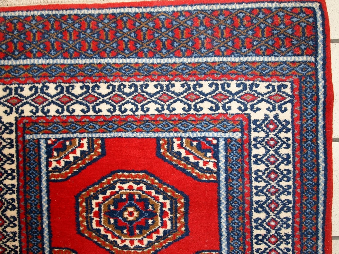 Handmade vintage Indo-Mahal rug 2.7' x 5.1' (82cm x 156cm) 1970s: Title:Handmade vintage Indo-Mahal rug 2.7' x 5.1' (82cm x 156cm) 1970sOrigin:IndiaDimension:2.7' x 5.1' (82cm x 156cm)Materials:woolYear:1970sDescription:Vintage handmade Indo-Mahal rug in original