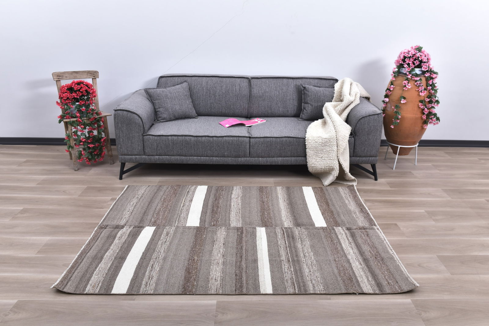 4'5'' x 6'3'' Turkish Handmade Kilim Rug - 241949: Title: 4'5'' x 6'3'' Turkish Handmade Kilim Rug - 241949Description:4'5'' x 6'3'' Turkish Handmade Kilim Rug - 241949Origin:TurkiyeDate/Period:1960-90Materials:Wool,CottonDimension:4'5''x6'3'' ft,