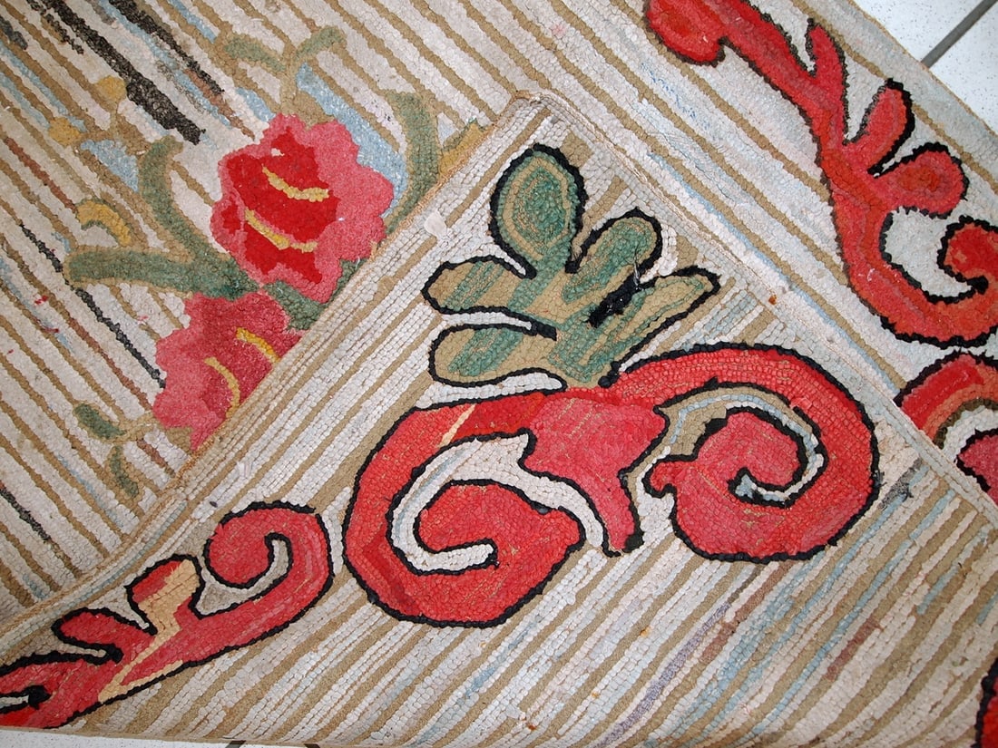 Handmade antique American Hooked rug 2.7' x 4.4' (84cm x 135cm) 1920s - 7
