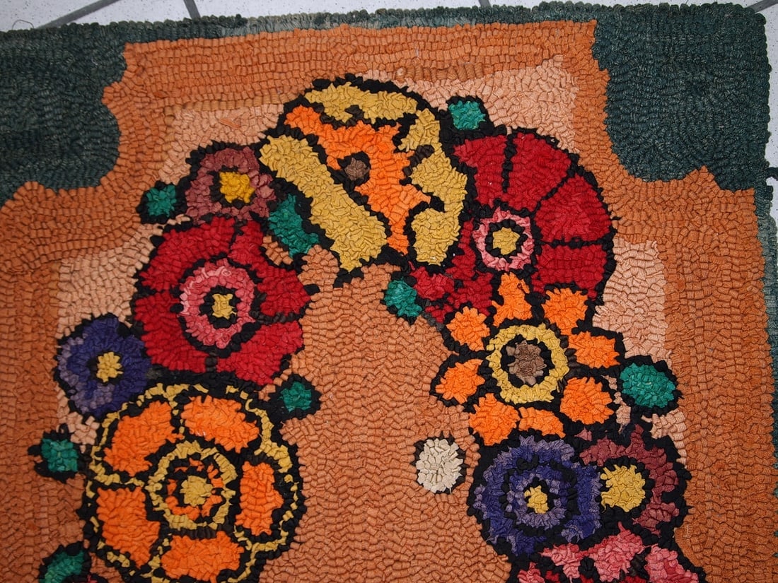 Handmade vintage American hooked rug 2' x 3' ( 61cm x 91cm ) 1940 - 10
