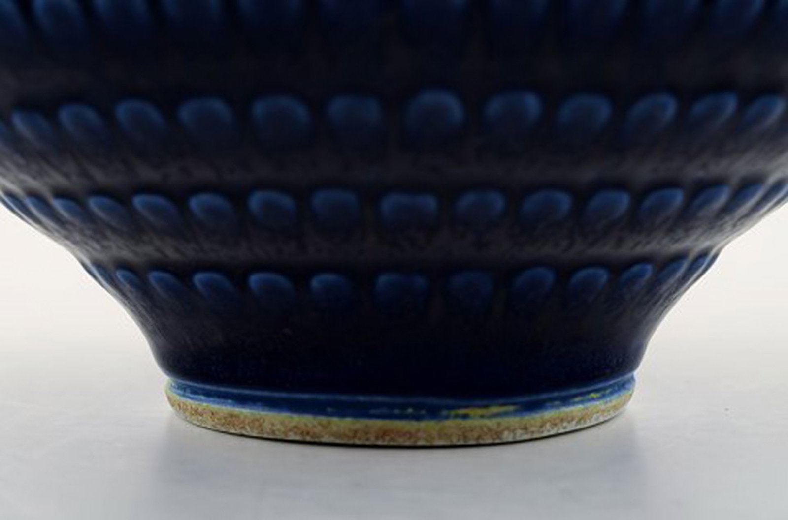 Wilhelm Kåge for Gustavsberg, Large ceramic bowl in beautiful dark blue glaze. - 4