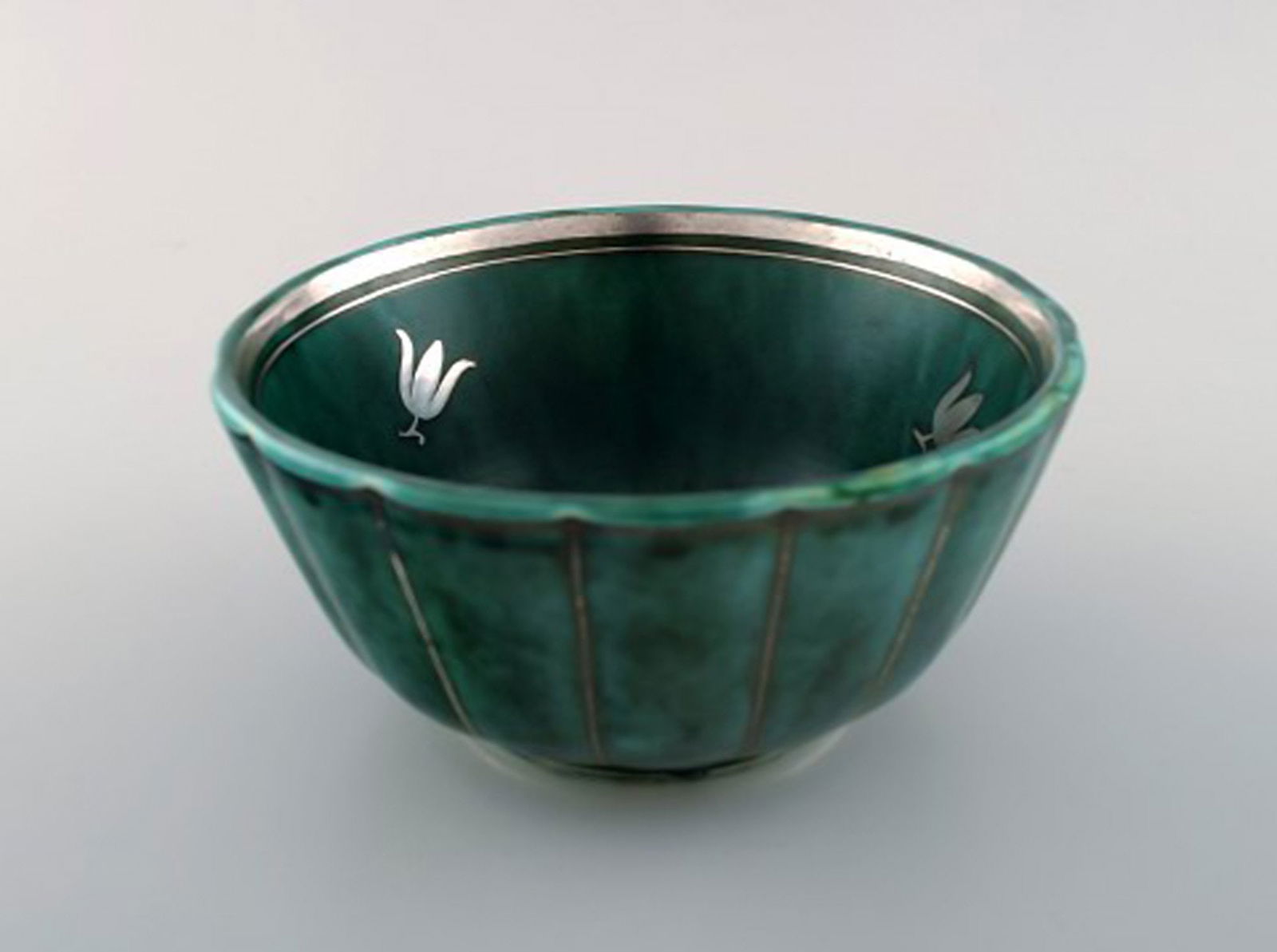 Wilhelm Kåge, Gustavsberg, Argenta Art deco bowl decorated with flower buds. - 2