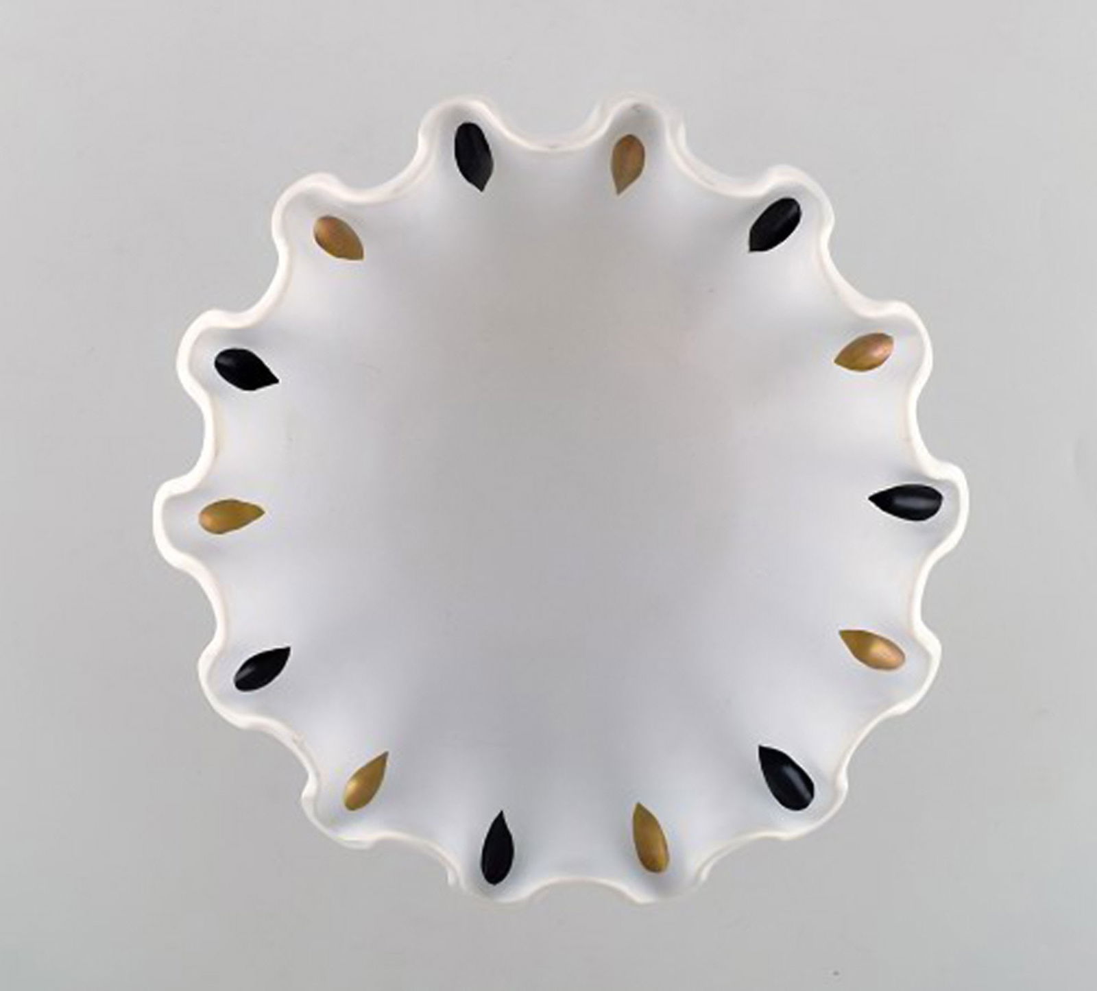 Wilhelm Kåge for Gustavsberg. Large curved bowl in glazed ceramic with ruffled edge. Hand - 3