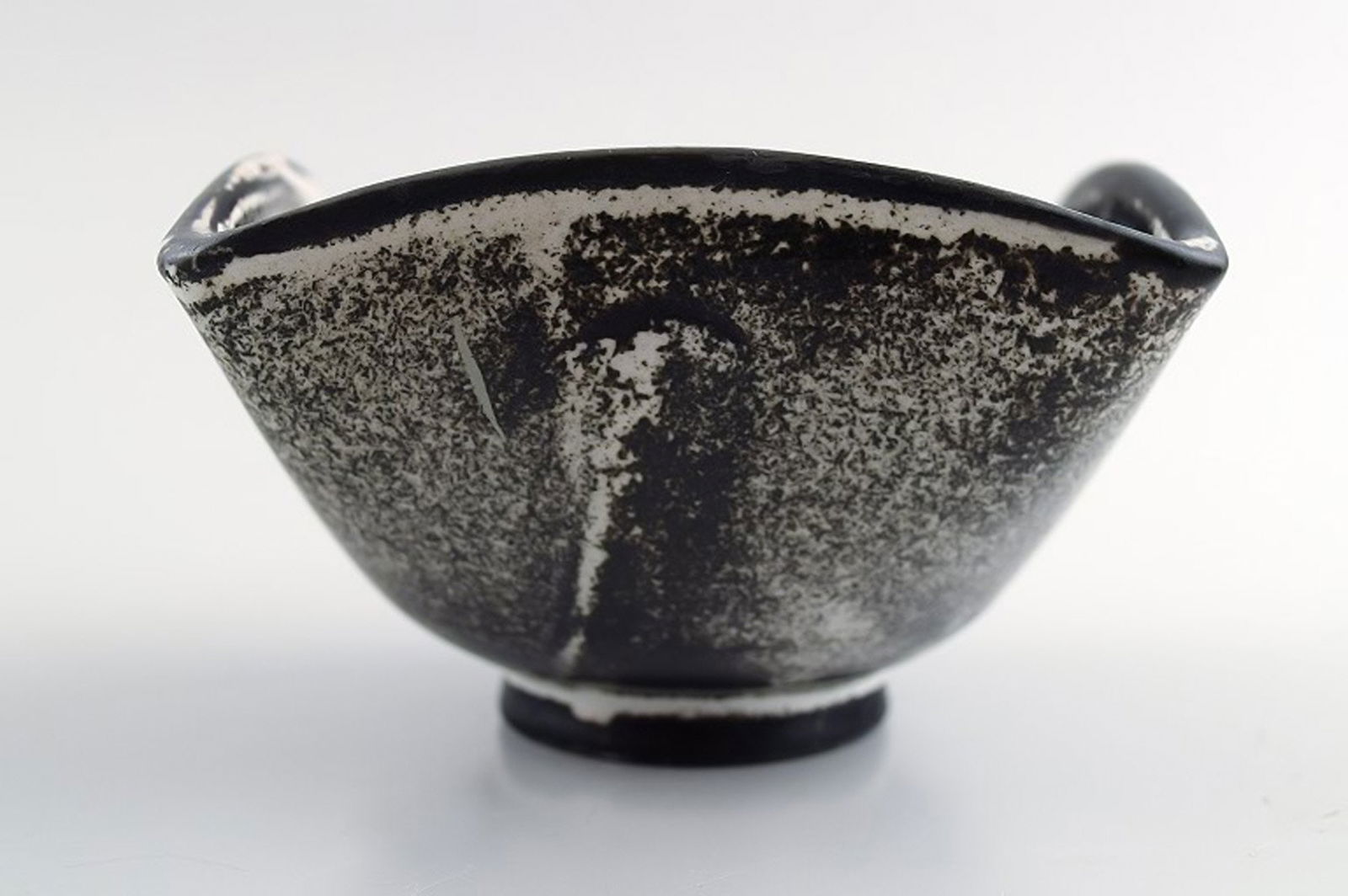 Kähler, Denmark, glazed stoneware vase.: Title: Kähler, Denmark, glazed stoneware vase. Description: Kähler, Denmark, glazed stoneware vase. Nils Kähler. 1960s. In perfect condition. Marked. Measures 8 x 5 cm. Brand: Kähl