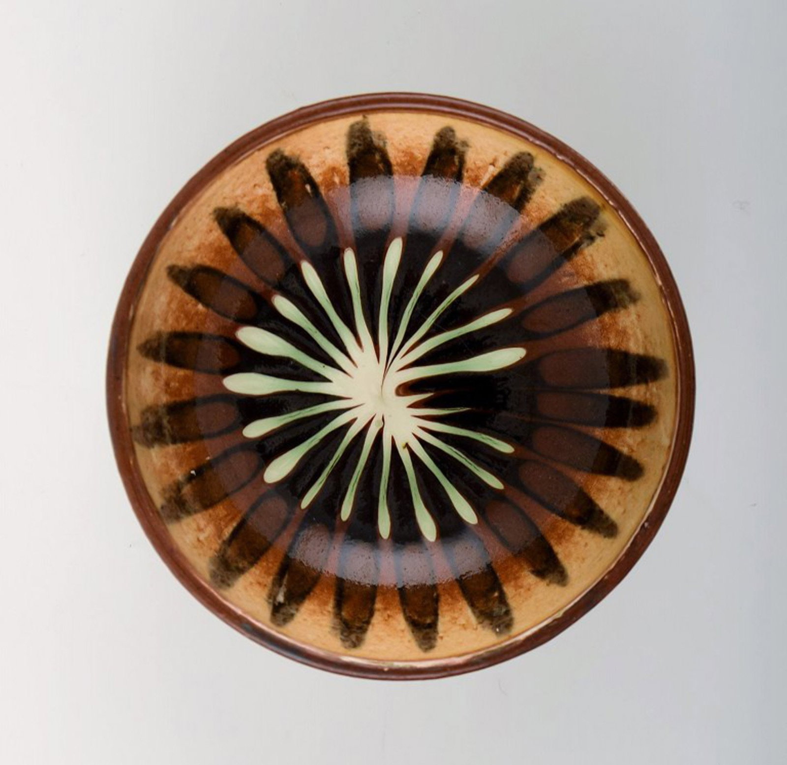 Kähler, Denmark, glazed stoneware bowl.: Title: Kähler, Denmark, glazed stoneware bowl. Description: Kähler, Denmark, glazed stoneware bowl. Approx. 1940s. Stamped. Measures: 8 cm. x 5.5 cm. In very good condition. Brand: Kähl