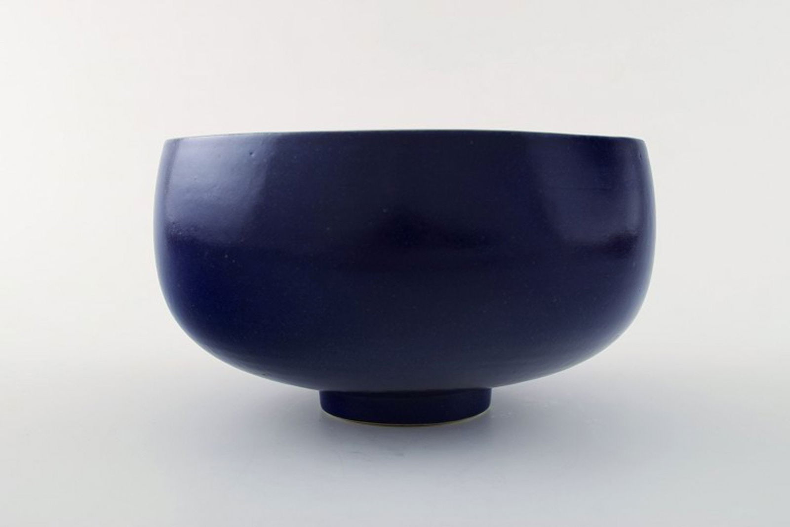Unique Ceramics bowl by Birthe Sahl, Halvrimmen, Denmark.: Title: Unique Ceramics bowl by Birthe Sahl, Halvrimmen, Denmark. Description: Unique Ceramics bowl by Birthe Sahl, Halvrimmen, Denmark. Late 20 c. Her work is characterized by a "floating" body on a n