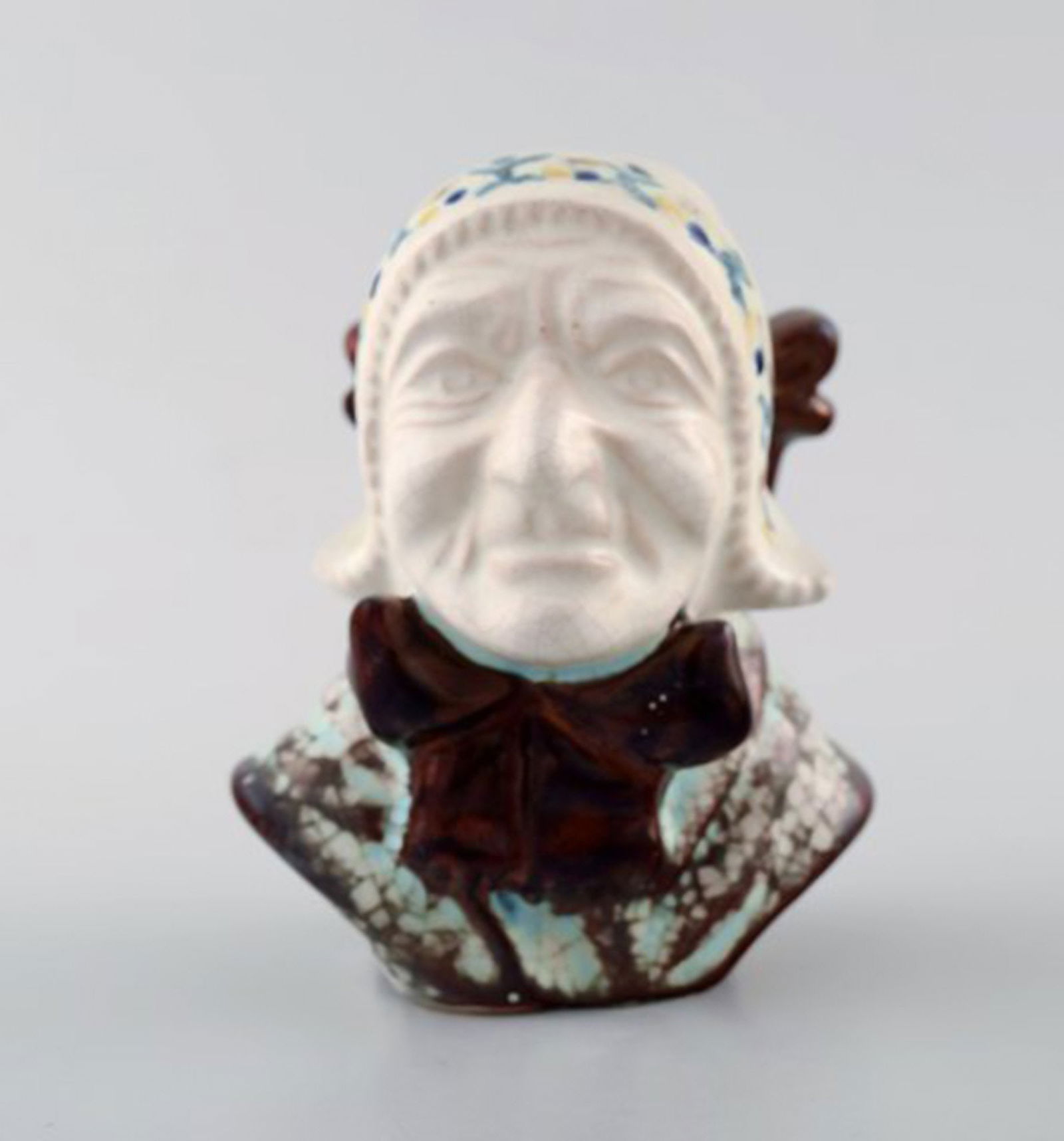 Michael Andersen Ceramics from Bornholm. 2 female heads, national costume. - 2