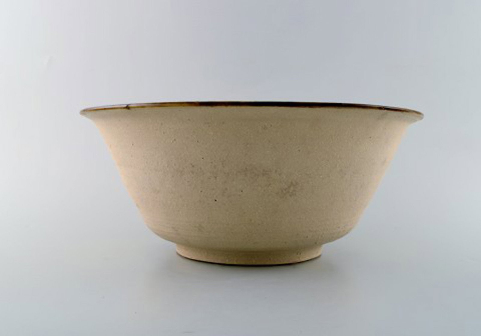 Ivy Lysdal, b. 1937. Danish ceramist and painter. Large unique bowl with uranium glaze. 1970's. - 3
