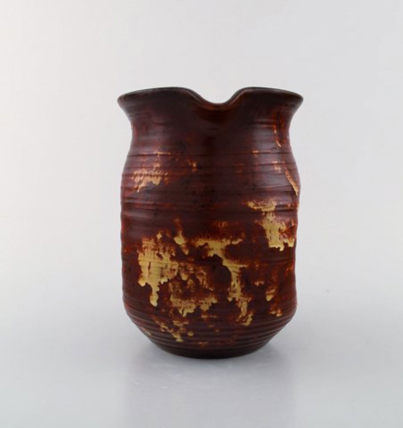 Michael Andersen, Denmark jug with handle. Beautiful glaze in red and yellow shades. 1950 / 60s. - 2