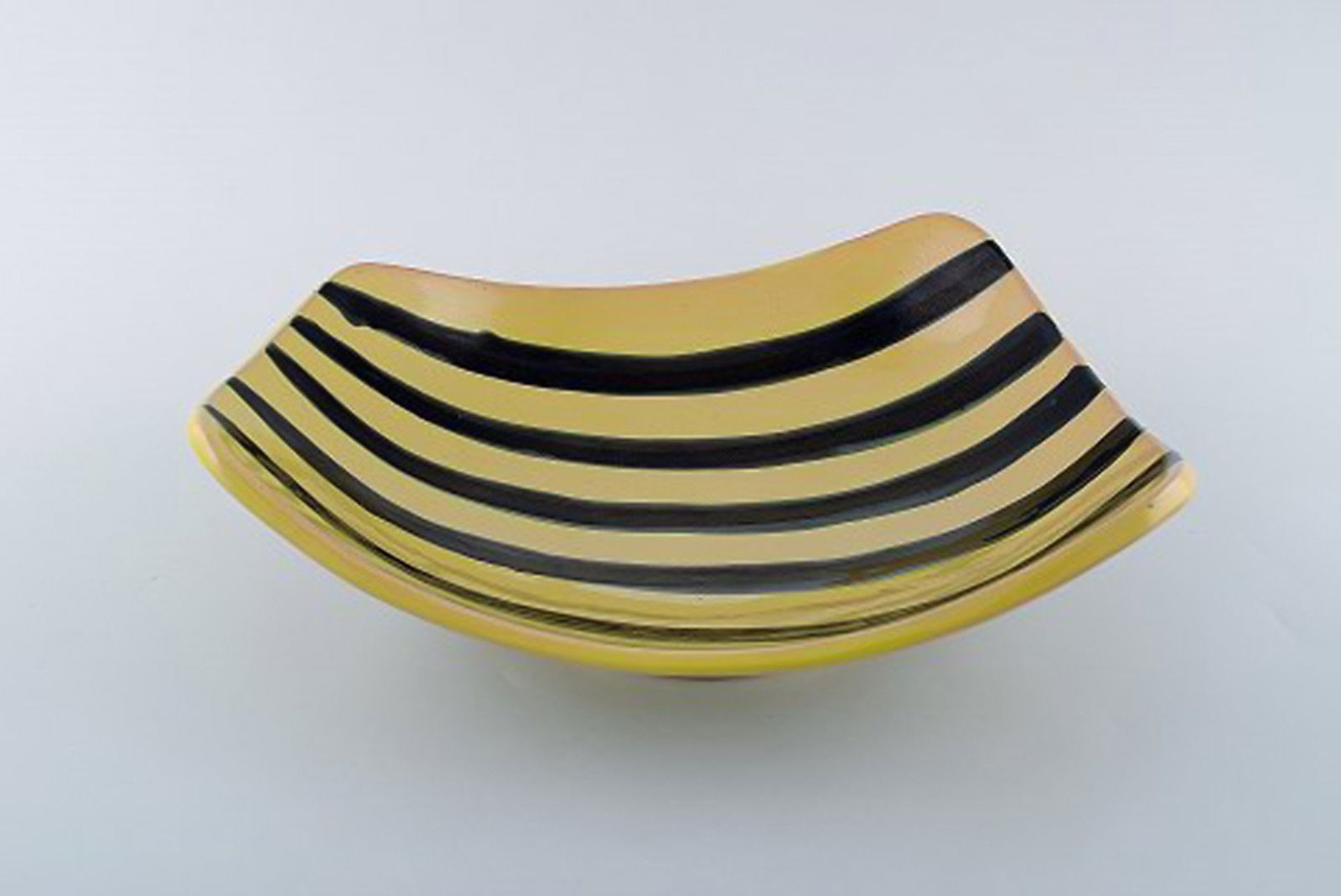 Gabriel Keramik, Sweden. "Tropik" dish in glazed ceramics. Striped design in yellow black glaze. - 3