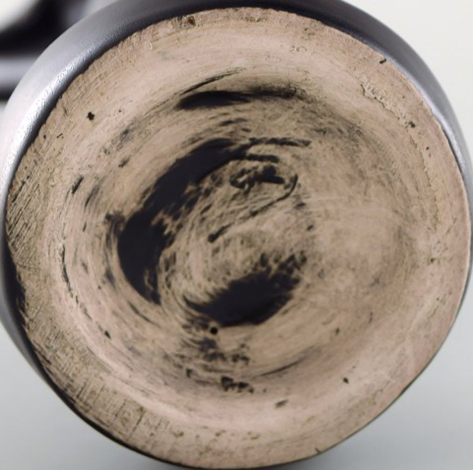 Scandinavian ceramist. Sculpture in black glazed ceramics. Woman carrying basket. 1960's. - 6