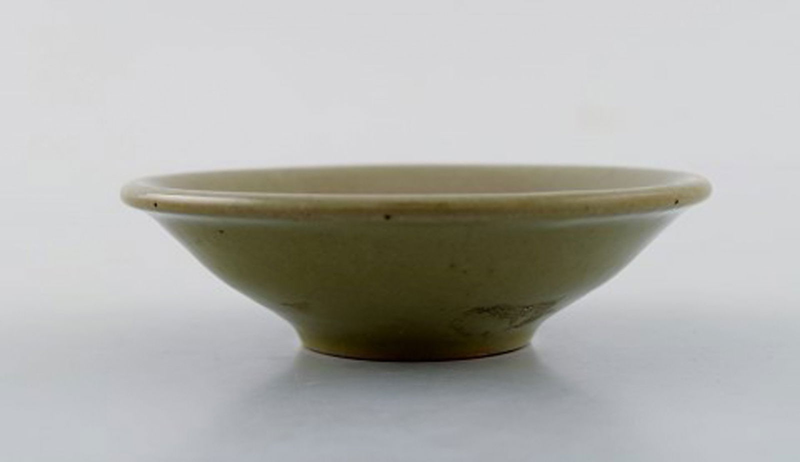 Hjorth, Denmark. Bowl in glazed ceramics. Beautiful olive green glaze. Mid 20th century. - 3