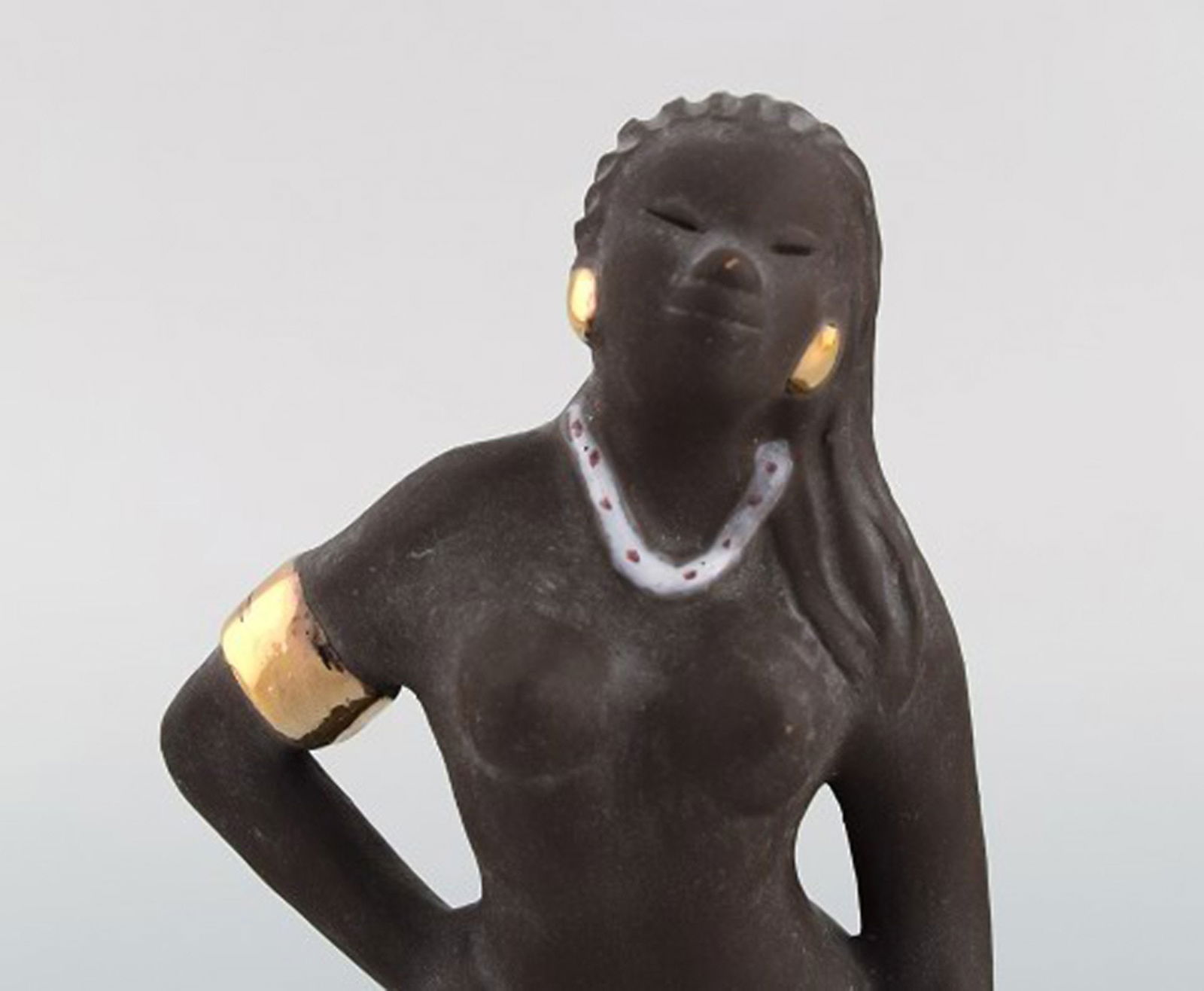 Bengt Wall, Sweden. Balinese girl in raw and glazed ceramics with gold decoration. 1950's. - 2