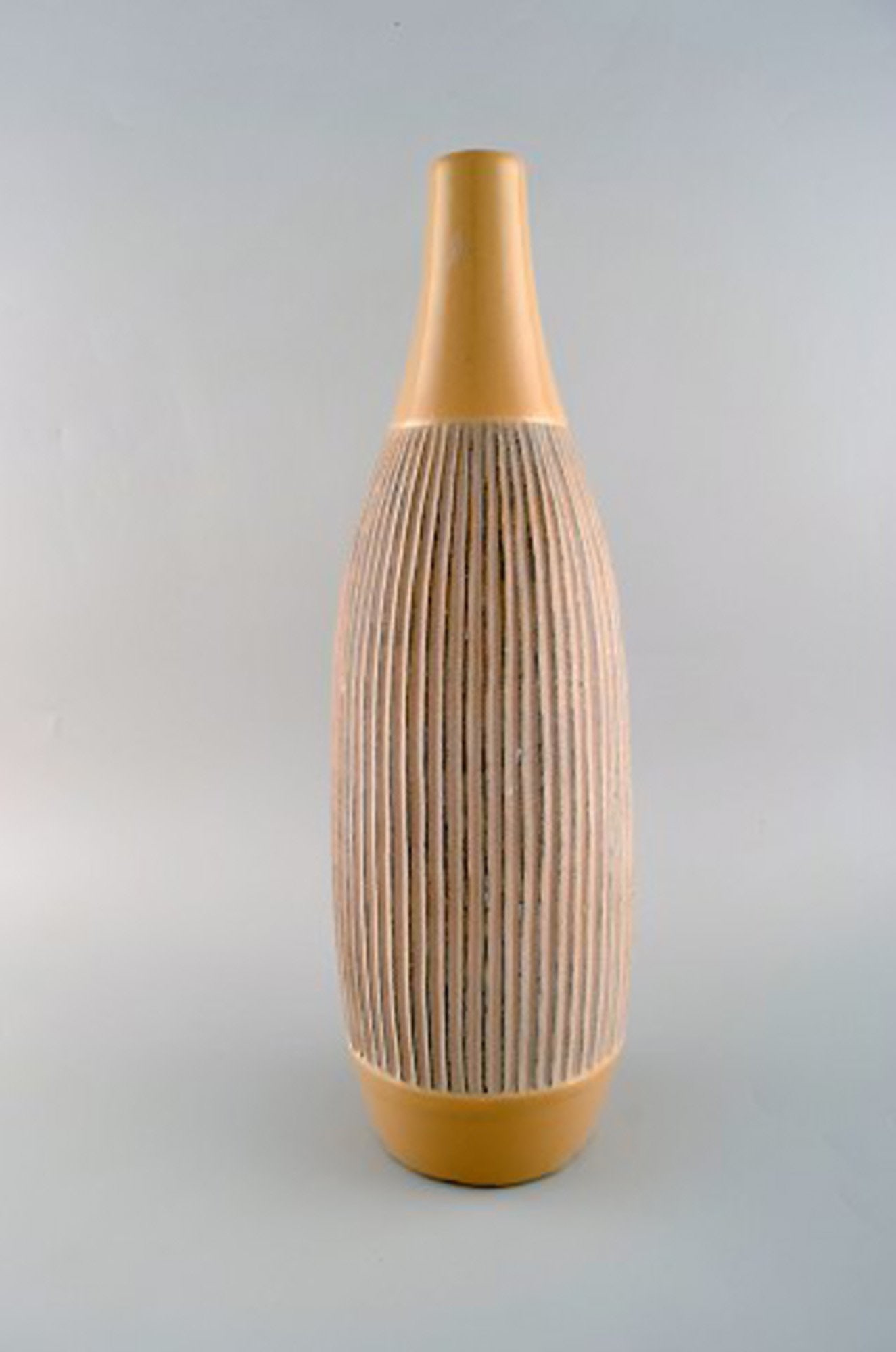 Scandinavian ceramist. Large vase in glazed ceramic with grooved body. Late 20th century. - 2