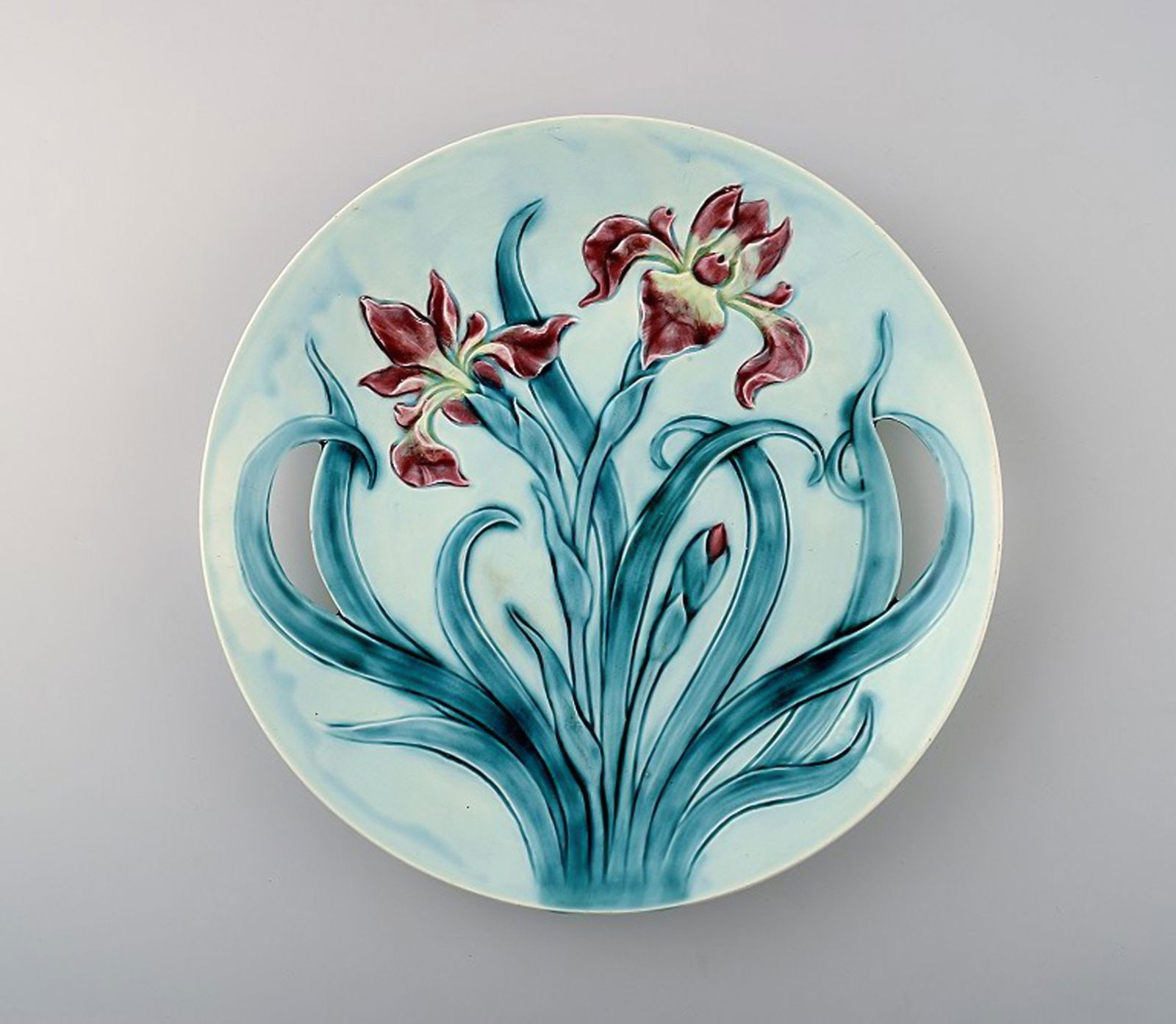 Gustavsberg Art Nouveau earthenware dish decorated with flower.: Title: Gustavsberg Art Nouveau earthenware dish decorated with flower. Description: Gustavsberg Art Nouveau earthenware dish decorated with flower. Measures 28 cm. In perfect condition. Brand: Gustavs