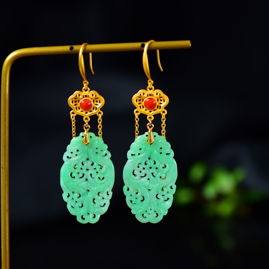 S925 Silver Inlay Green Jadeite Earrings: Title: S925 Silver Inlay Green Jadeite Earrings Origin: Chinese Date/Period: After2025 Materials: S925 Silve,Jadeite Dimensions: 34.5x20.2x2(mm) 1.36x0.80x0.08(inches) Reserve: $299.00 Shipping: D