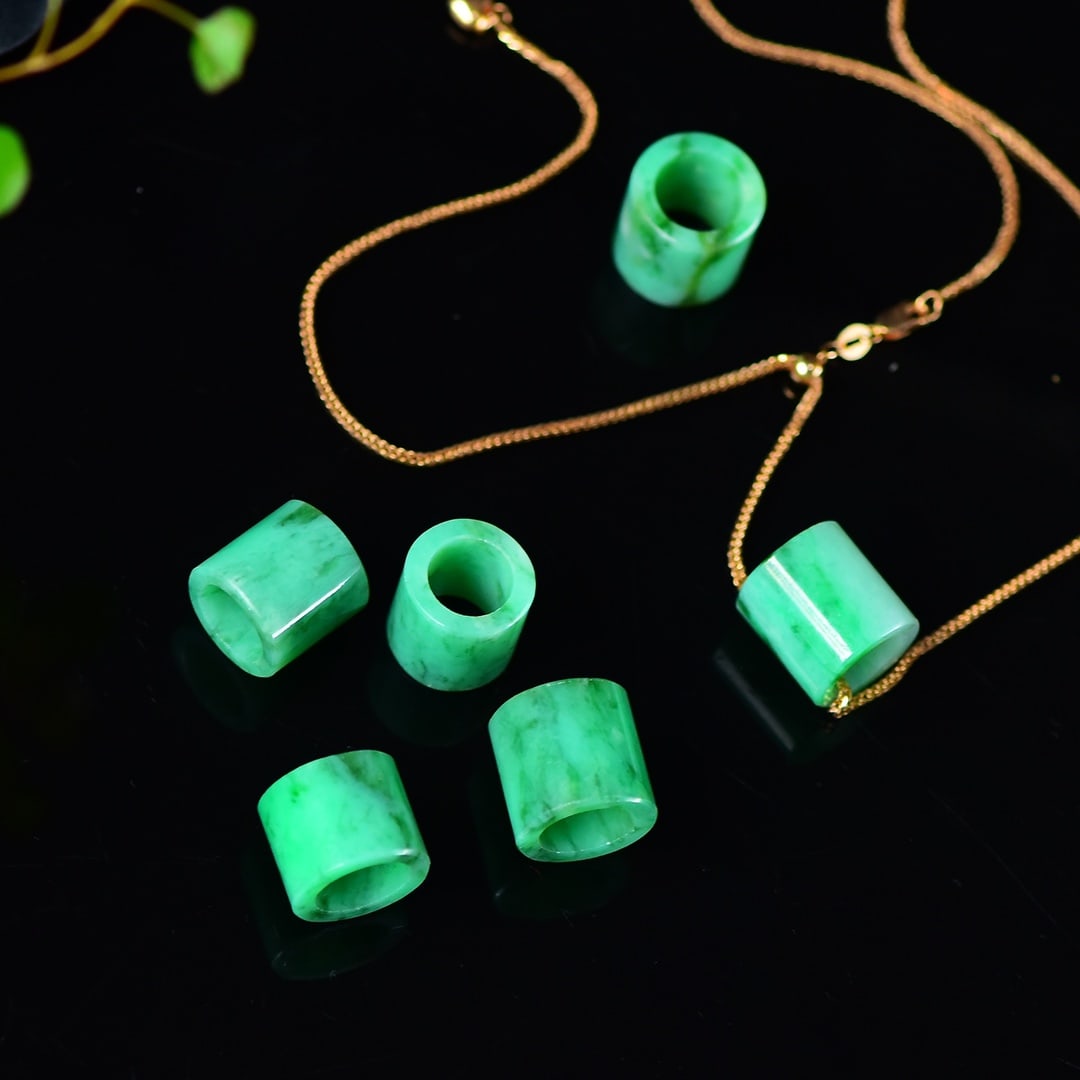 Green Jadeite Pendant - Lu Lu Tong: Title: Green Jadeite Pendant - Lu Lu Tong Origin: Chinese Date/Period: After2025 Materials: Jadeite Dimensions: 16.4x16(mm) 0.65x0.63(inches) Reserve: $289.00 Shipping:Domestic: Shipping rates