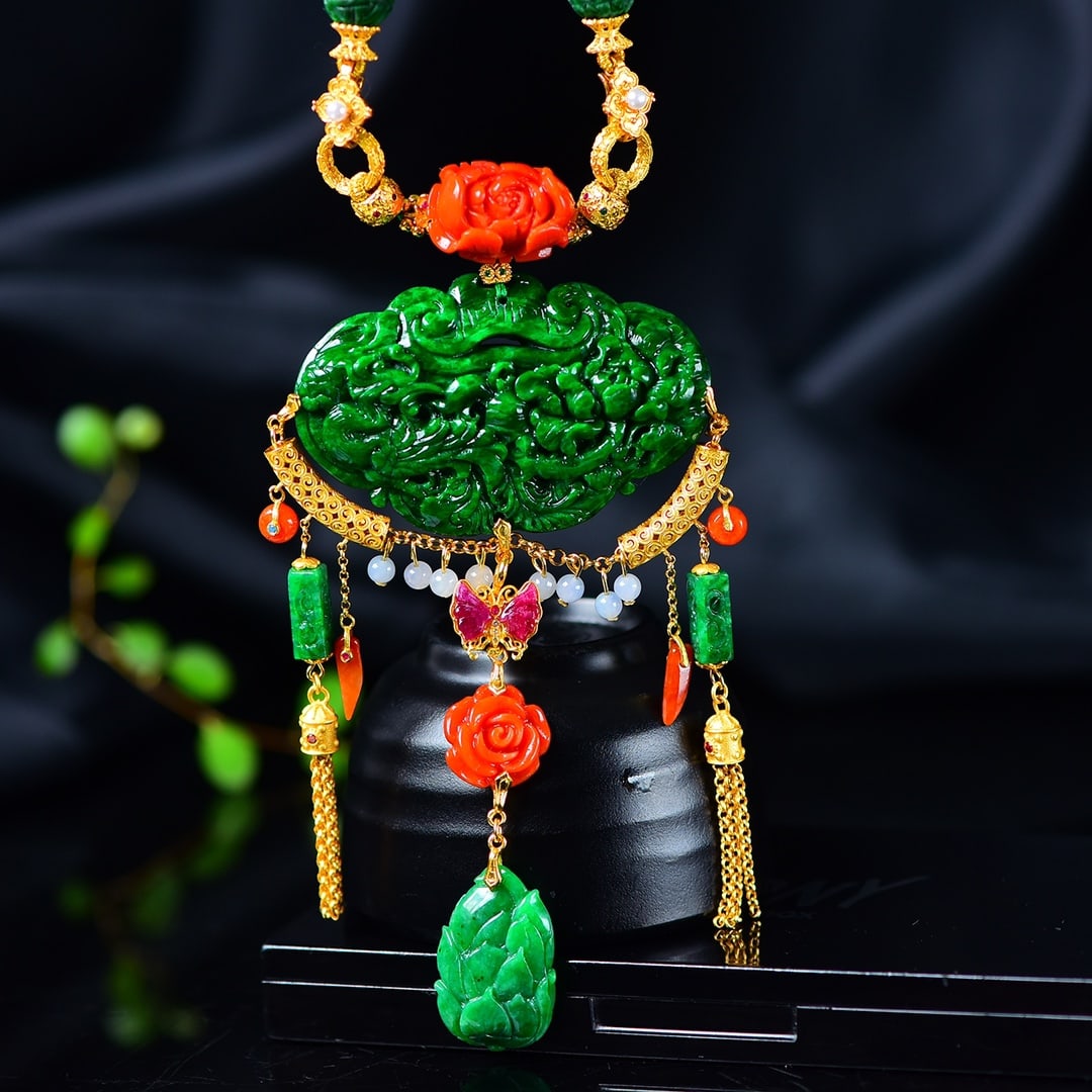 Green Jadeite Phoenix & Peony,Red Jadeite Flower,Silver,Tourmaline Pendant with Necklace: Title: Green Jadeite Phoenix & Peony,Red Jadeite Flower,Silver,Tourmaline Pendant with Necklace Origin: Chinese Date/Period: After2025 Materials: Jadeite,Silver,Tourmaline Dimensions: 57.3x35x9.8(mm)