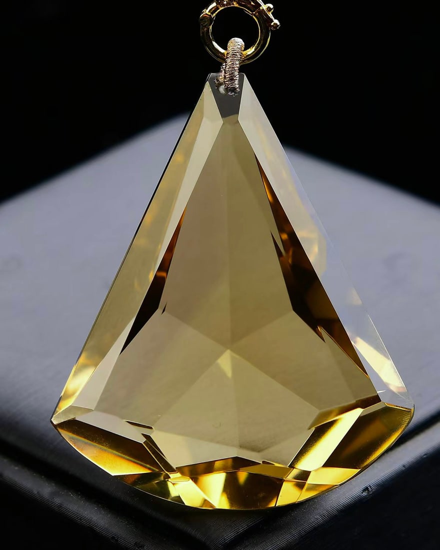 Natural Yellow Crystal Pendant w Certificate: Title: Natural Yellow Crystal Pendant w Certificate Origin: Chinese Date/Period: After2025 Materials: Crystal Dimensions: 57x47x18(mm) 2.24x1.85x0.71(inches) Weight 0.17 lbs/77.6g Reserve: