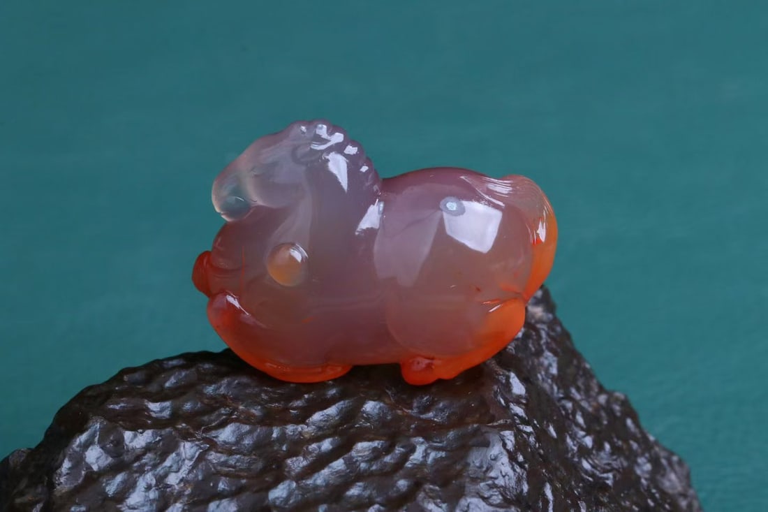 Nanhong Agate Pendant - Horse: Title: Nanhong Agate Pendant - Horse Origin: Chinese Date/Period: After2025 Materials: Nanhong Agate Dimensions: 40.6x30.4x20.7(mm) 1.60x1.20x0.81(inches) Weight 0.06 lbs/28.3g Reserve: $999.00 Ship