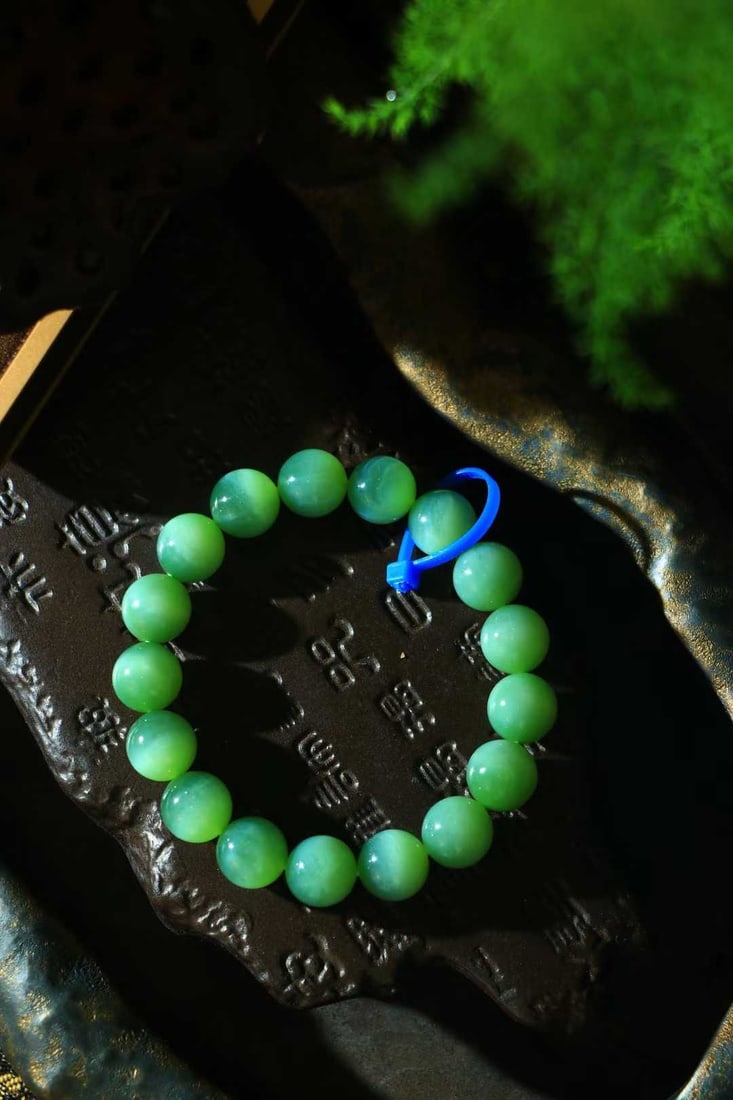 11.6mm Green Hetian Jade cat's eye Bracelet Bangle with Certificate: Title: 11.6mm Green Hetian Jade cat's eye Bracelet Bangle with Certificate Origin: Chinese Date/Period: After2026 Materials: Hetian Jade Dimensions: 11.6(mm) 0.46(inches) Weight 0.09 lbs/42.1g Reserve