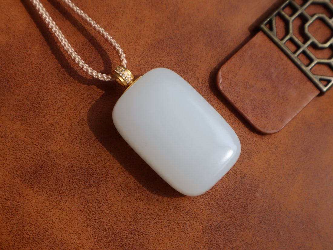 18K Gold Inlay White Hetian Jade,Diamond Lucky Pendant w Certificate: Title: 18K Gold Inlay White Hetian Jade,Diamond Lucky Pendant w Certificate Origin: Chinese Date/Period: After2025 Materials: 18K Gold,Hetian Jade,Diamond Dimensions: 32.2x21.5x13(mm) 1.27x0.85x0.51(i