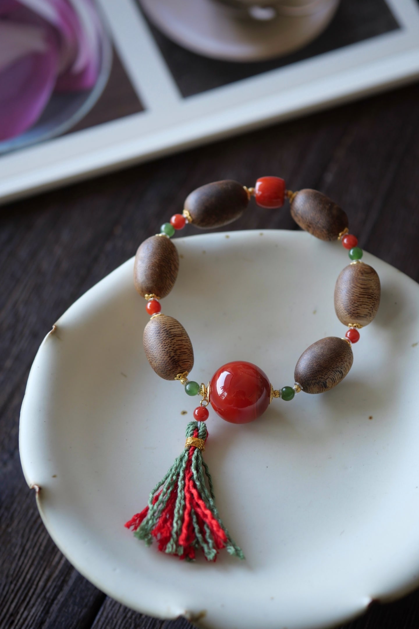 Hand knitting Chenxiang Wood,Nanhong Agate,Green Hetian Jade Bracelet Bangle: Title: Hand knitting Chenxiang Wood,Nanhong Agate,Green Hetian Jade Bracelet Bangle Origin: Chinese Date/Period: After2025 Materials: Chenxiang Wood,Nanhong Agate,Green Hetian Jade Dimensions: 18x12(m