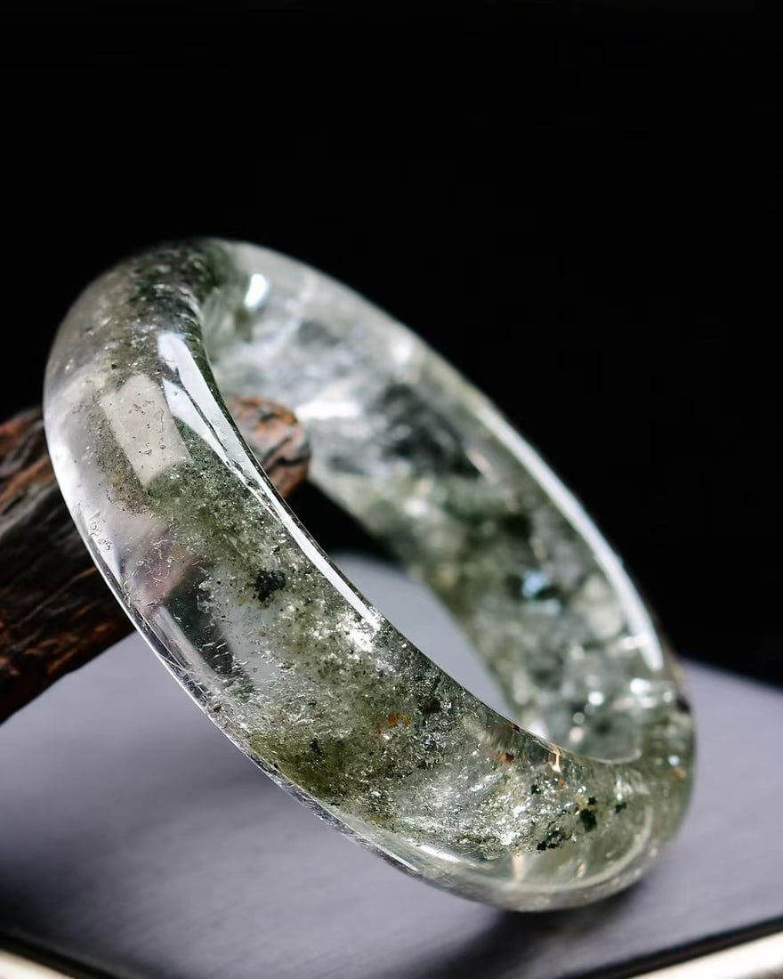 Inside Diameter 52mm Green Crystal Bracelet w Certificate: Title: Inside Diameter 52mm Green Crystal Bracelet w Certificate Origin: Chinese Date/Period: After2025 Materials: Crystal Dimensions: 52x17x10(mm) 2.05x0.67x0.39(inches) Weight 0.15 lbs/70g 