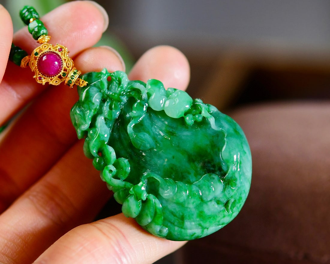 Green Jadeite Hand-Carved Money Poket & Bat Pednant with Certificate - 2